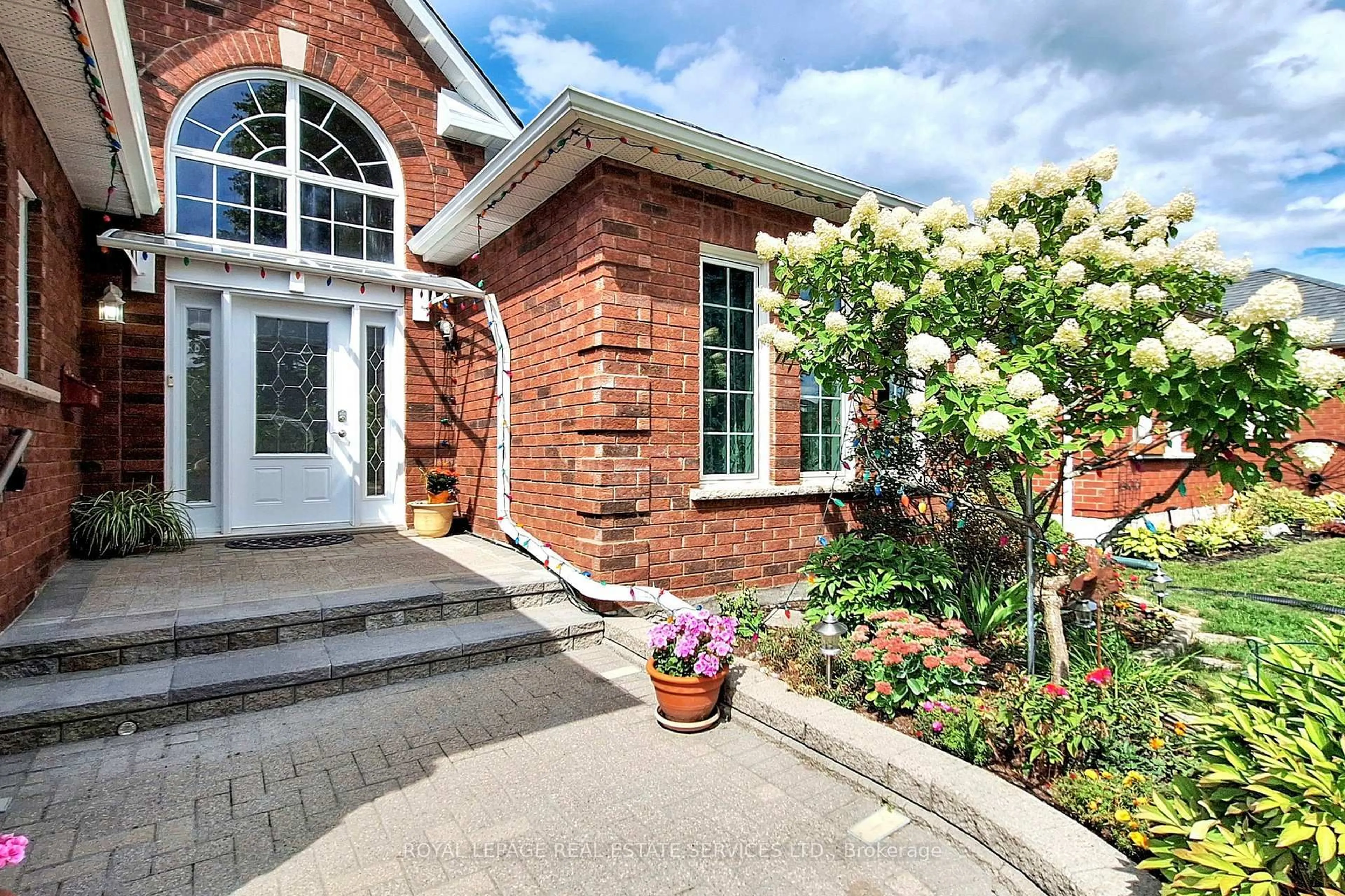 Home with brick exterior material, street for 135 Mainprize Cres, East Gwillimbury Ontario L0G 1M0