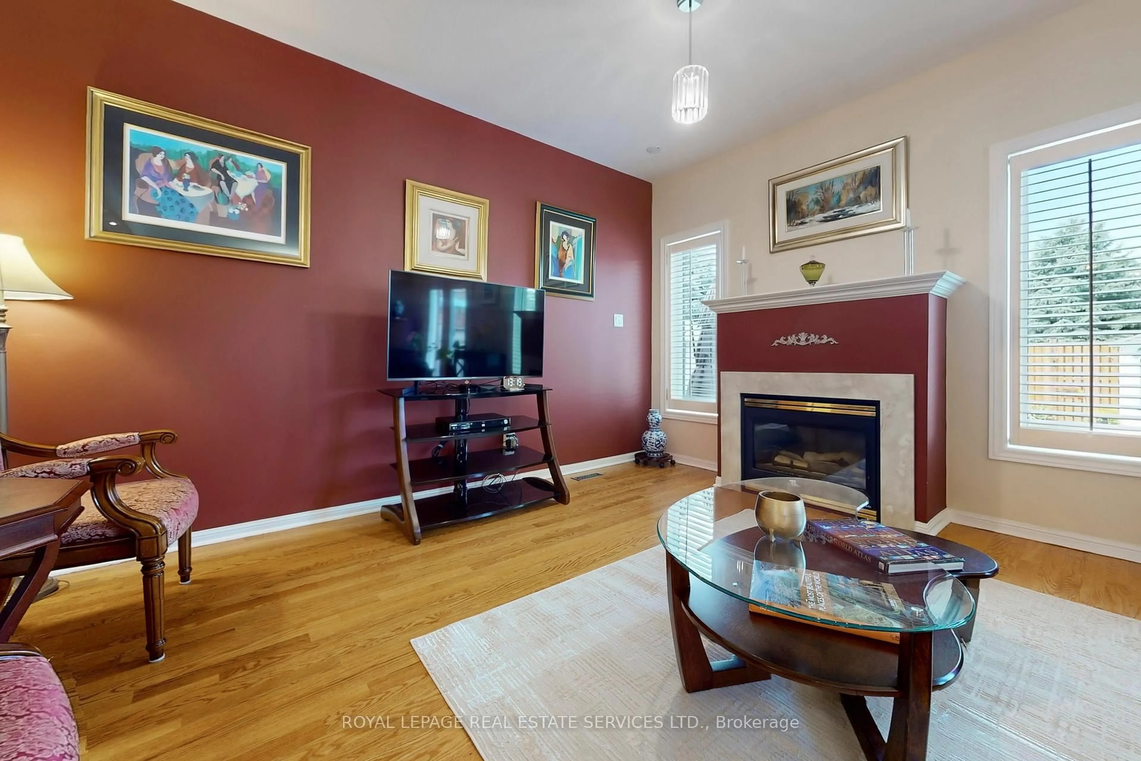 Living room with furniture, wood/laminate floor for 135 Mainprize Cres, East Gwillimbury Ontario L0G 1M0