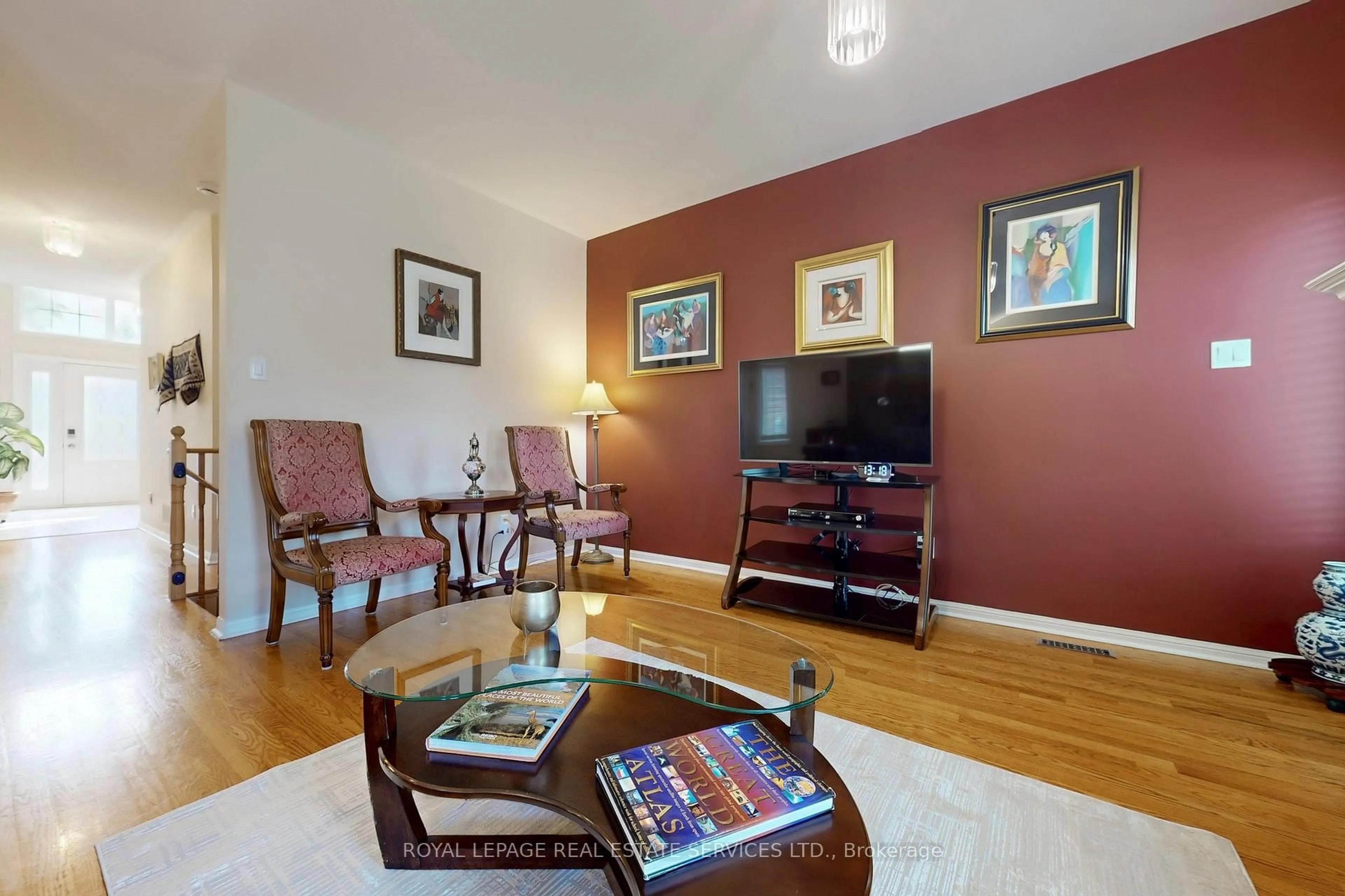 Living room with furniture, wood/laminate floor for 135 Mainprize Cres, East Gwillimbury Ontario L0G 1M0