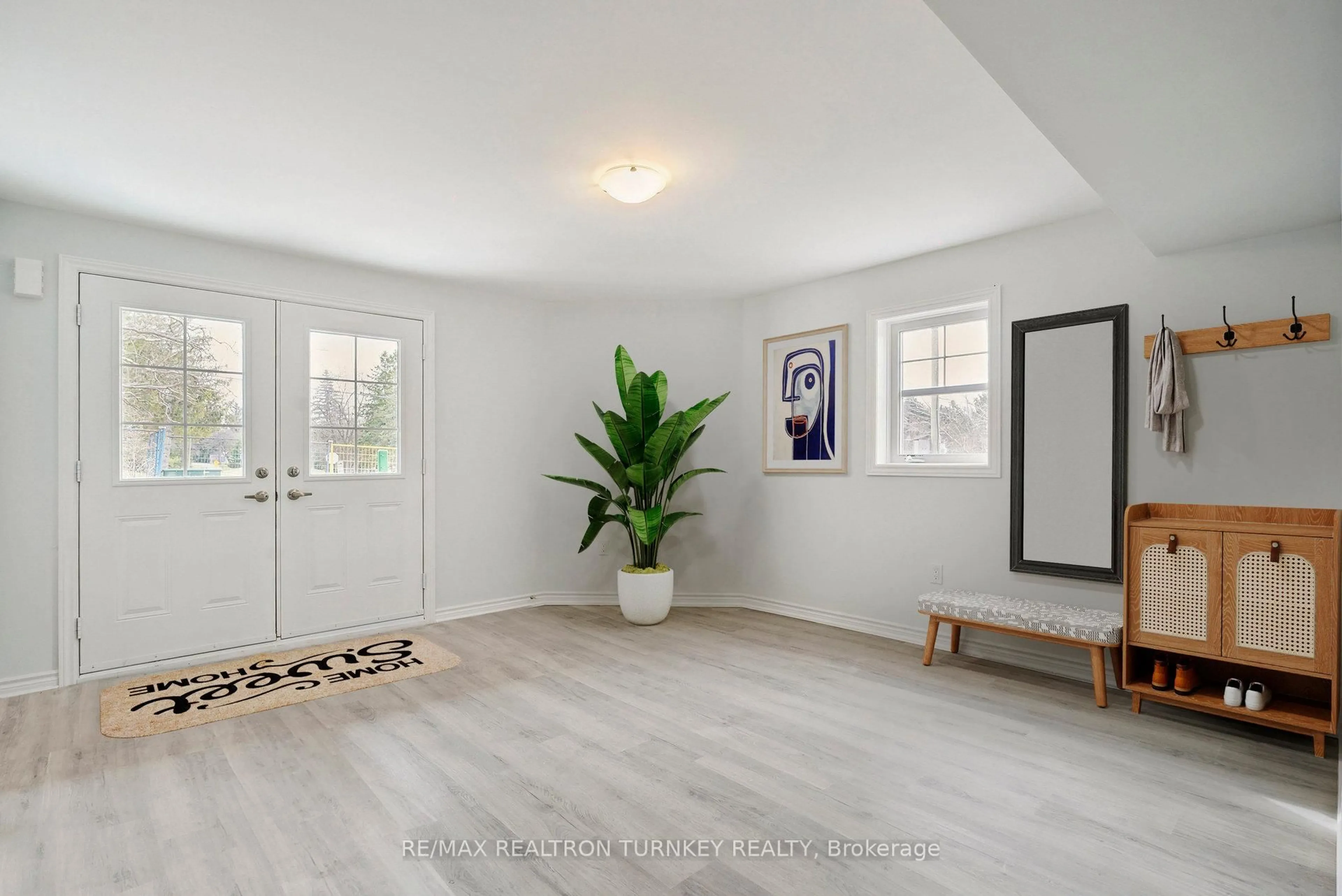 Indoor entryway for 2 Ravenscraig Pl, Innisfil Ontario L0L 1L0