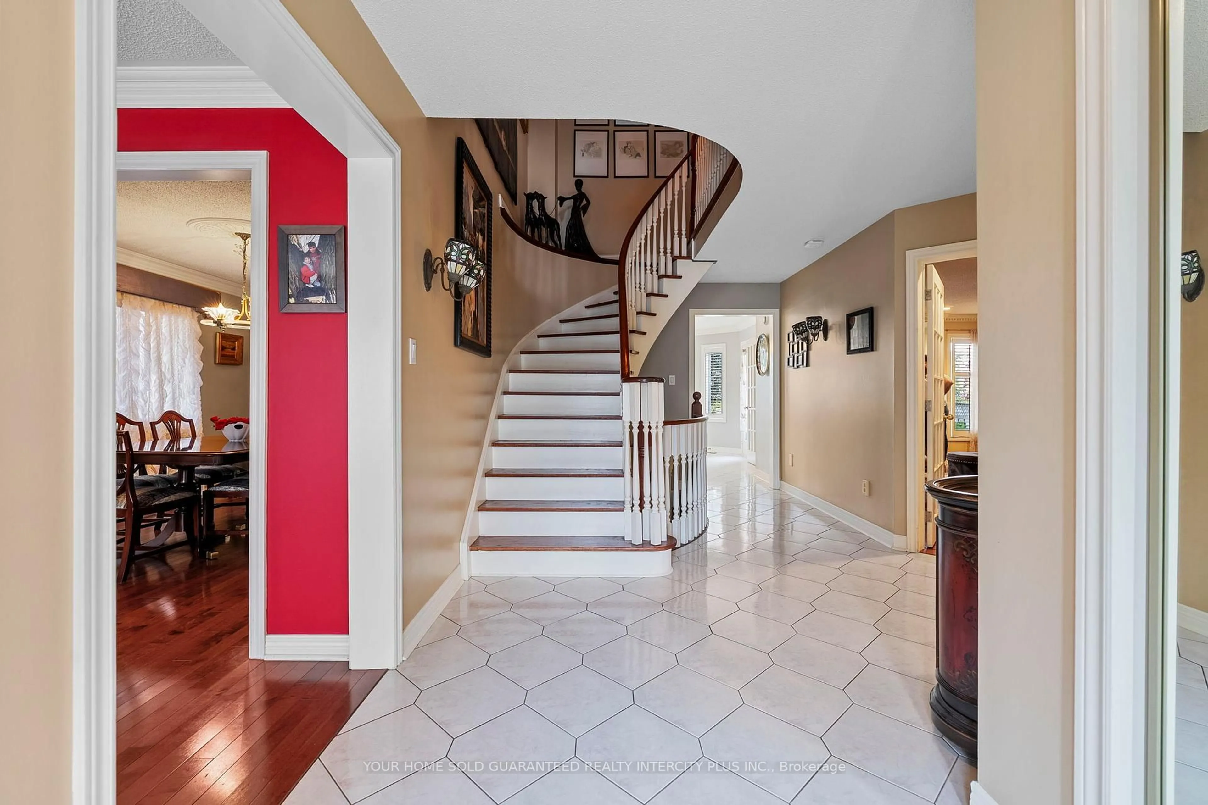 Indoor foyer for 19 Mandolin Crt, Vaughan Ontario L4L 8T9