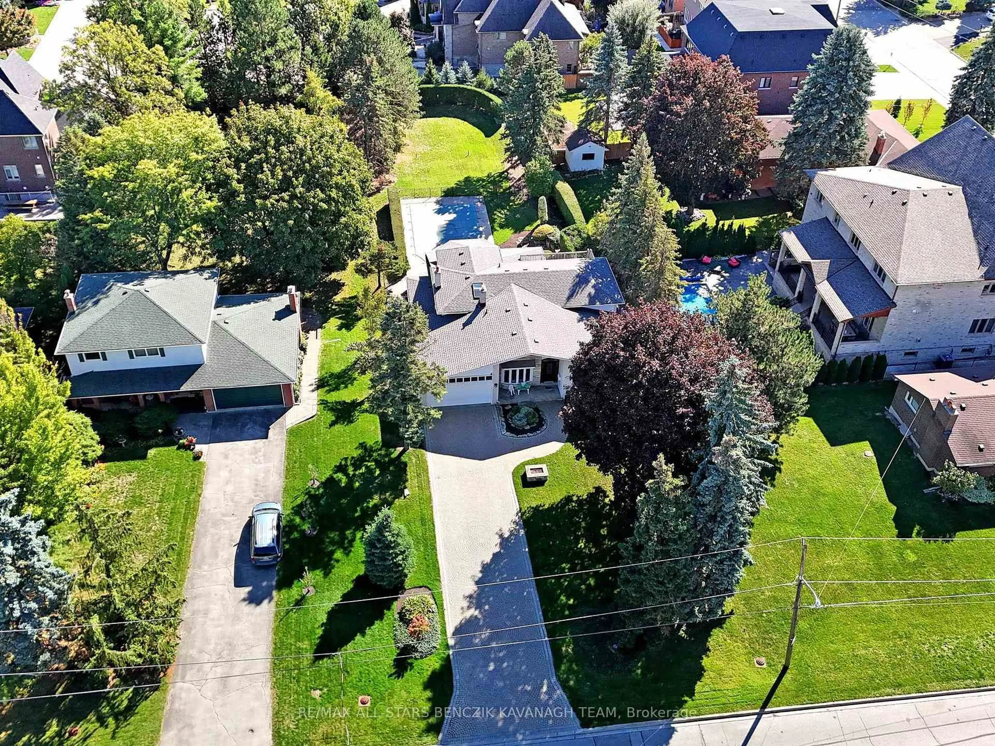 A pic from outside/outdoor area/front of a property/back of a property/a pic from drone, street for 197 May Ave, Richmond Hill Ontario L4C 3S8