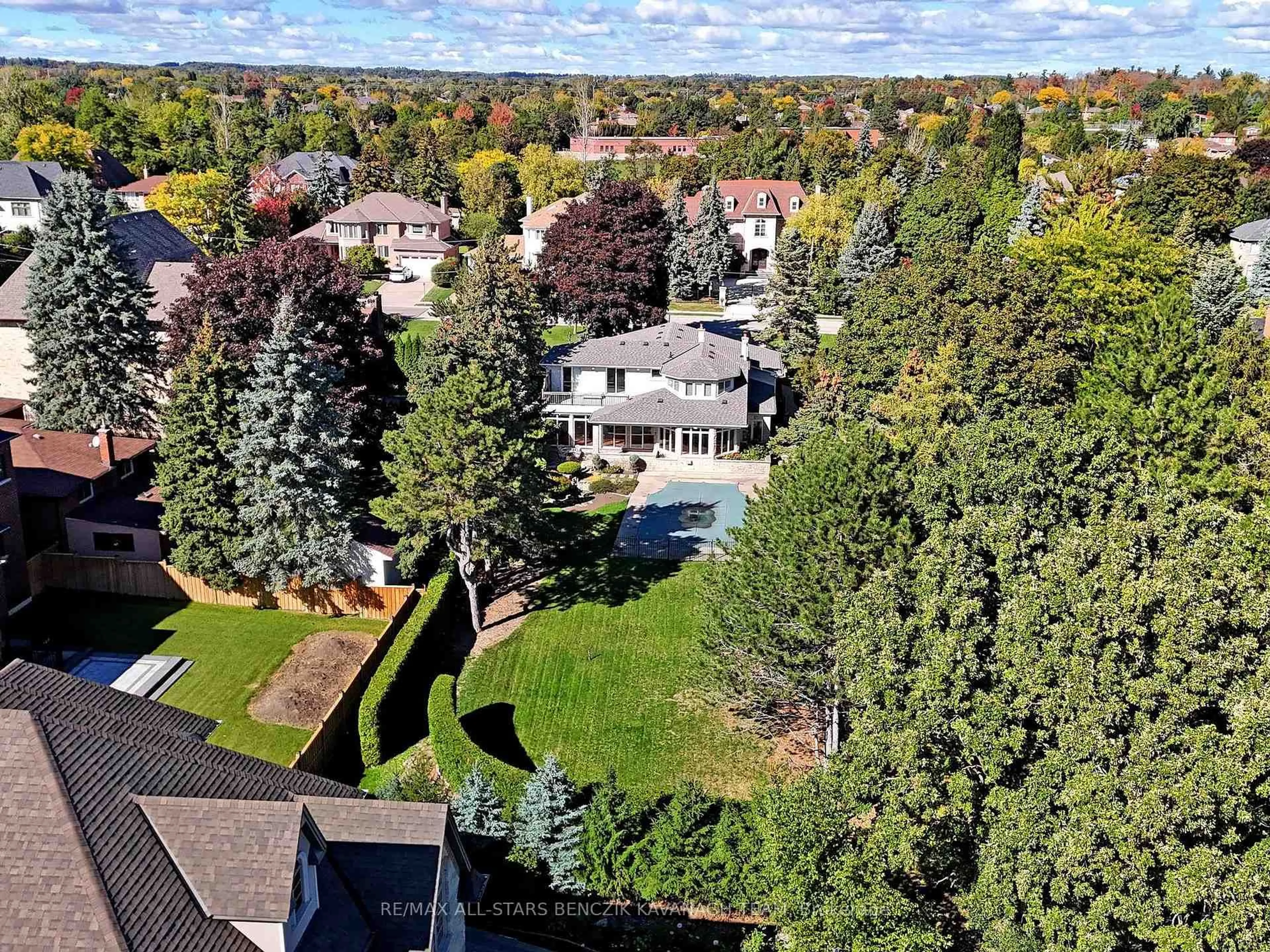 A pic from outside/outdoor area/front of a property/back of a property/a pic from drone, unknown for 197 May Ave, Richmond Hill Ontario L4C 3S8