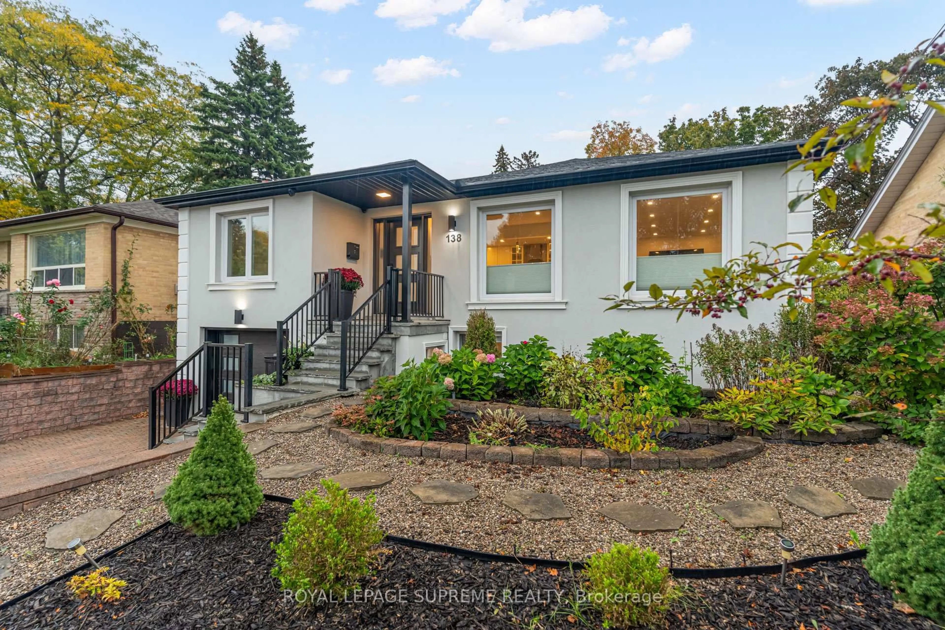 Home with vinyl exterior material, street for 138 Driscoll Rd, Richmond Hill Ontario L4C 4H7