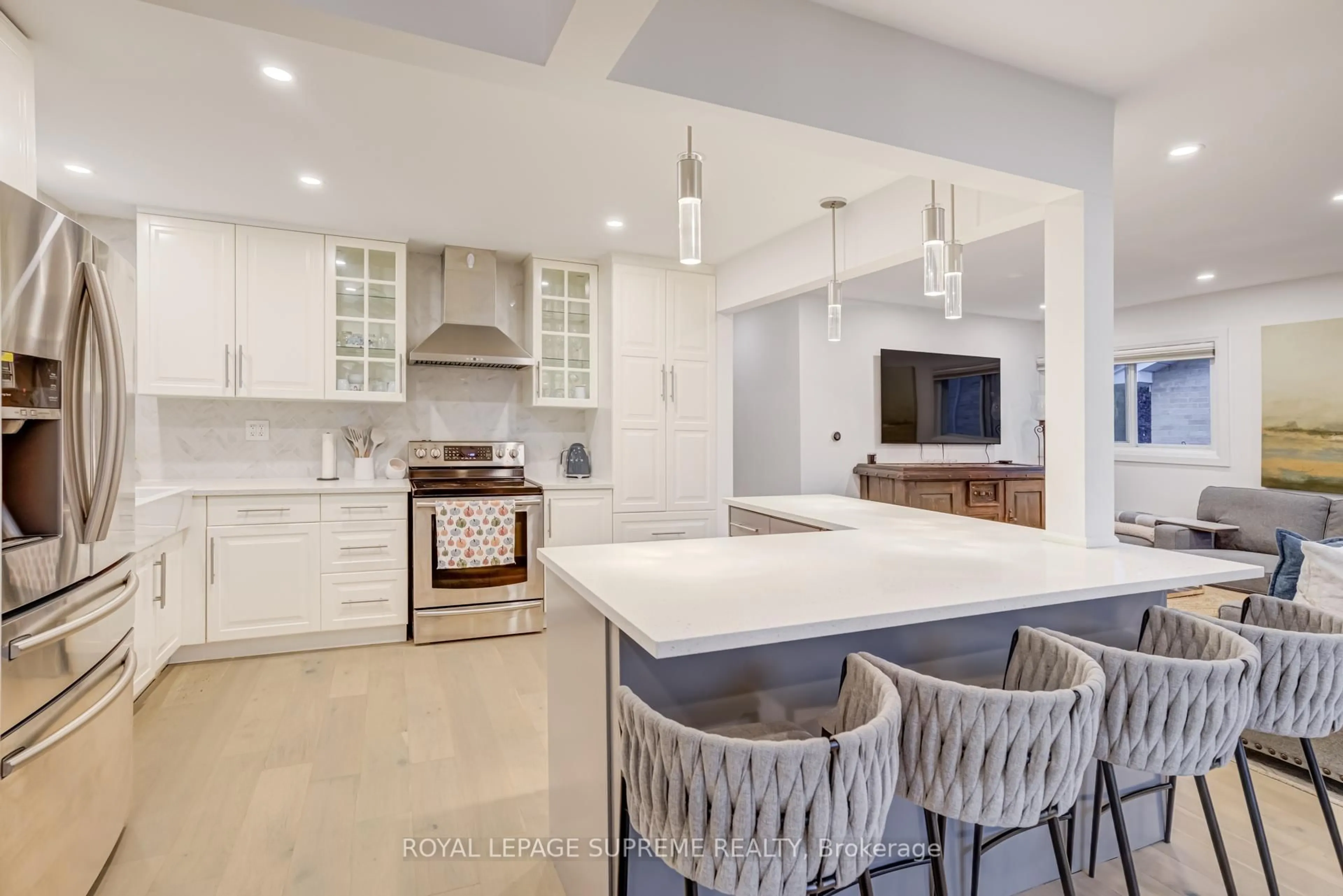 Open concept kitchen, ceramic/tile floor for 138 Driscoll Rd, Richmond Hill Ontario L4C 4H7