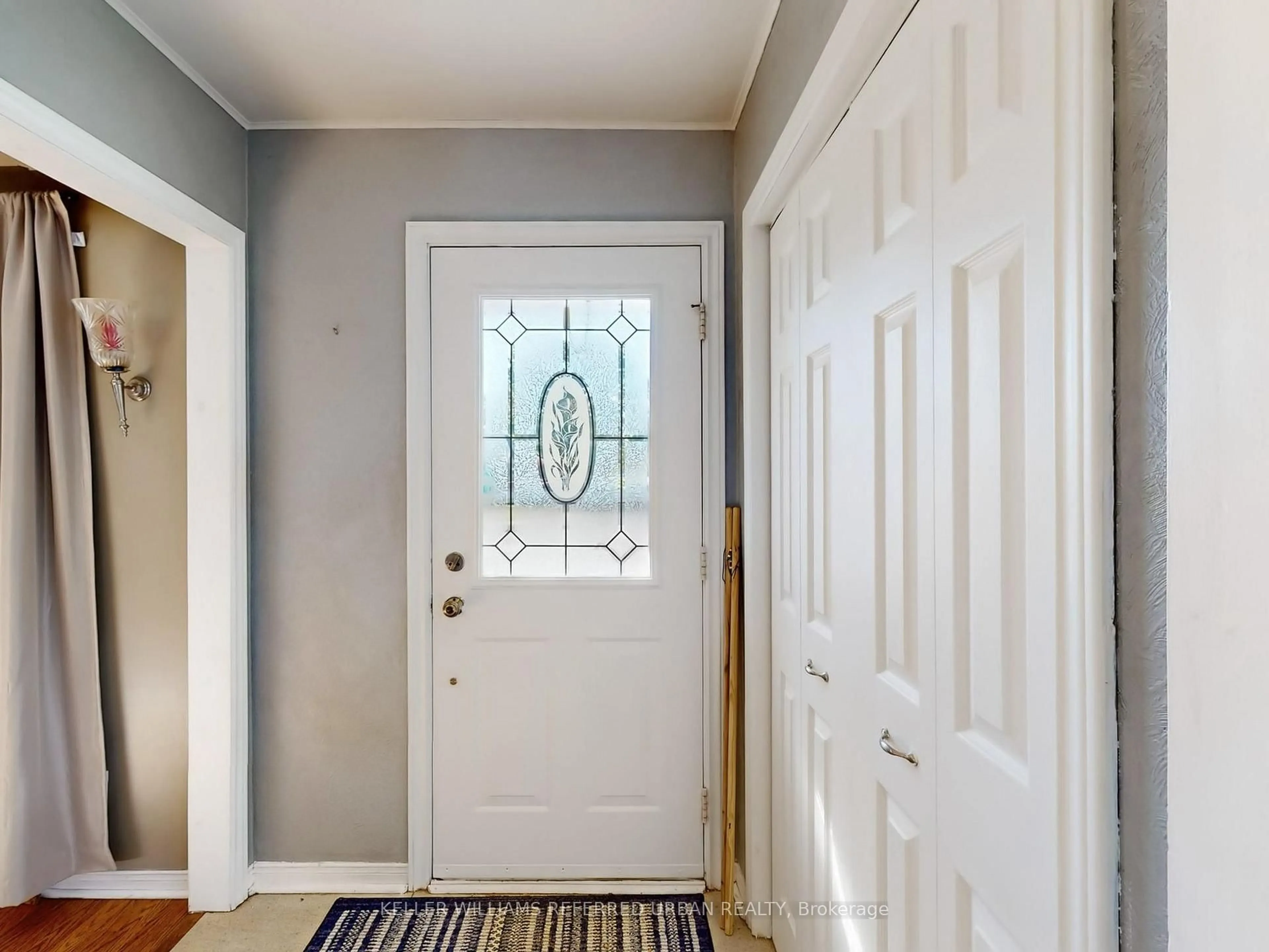 Indoor entryway for 196 Beattie Ave, New Tecumseth Ontario L9R 1C1