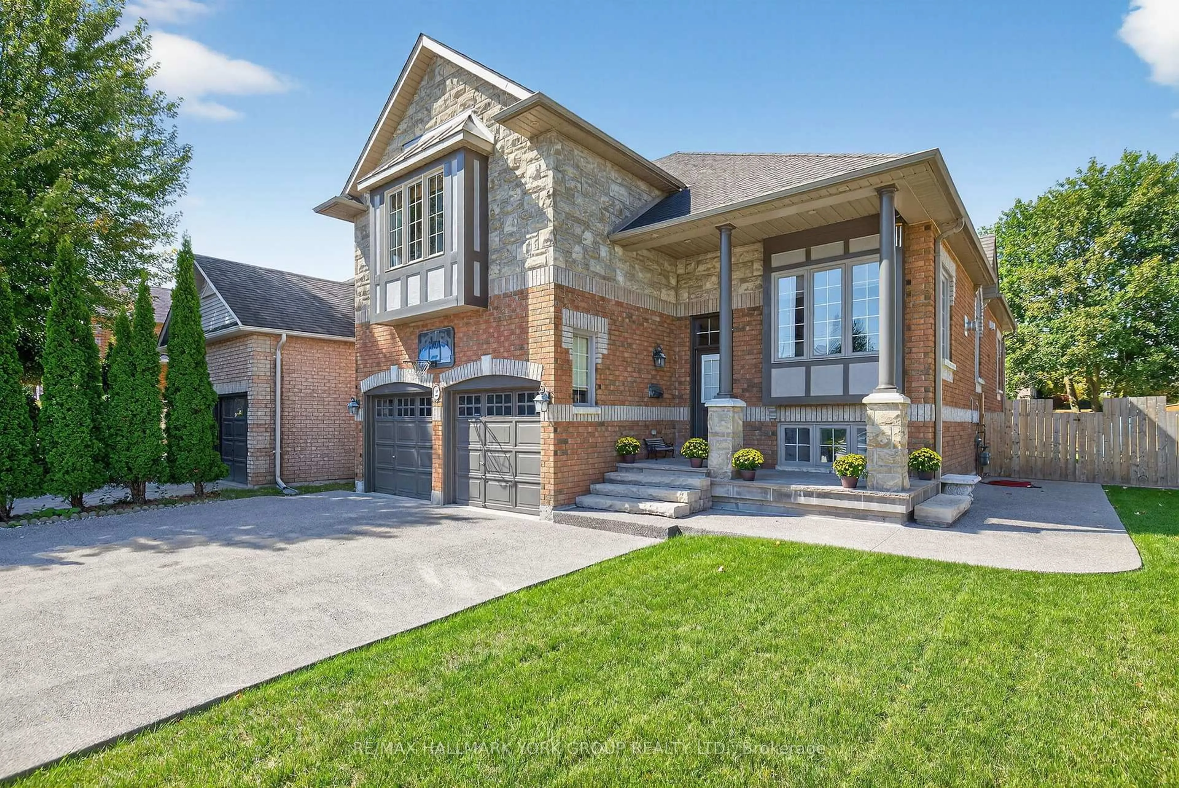Home with brick exterior material, street for 2 Hadley Crt, Aurora Ontario L4G 7E5