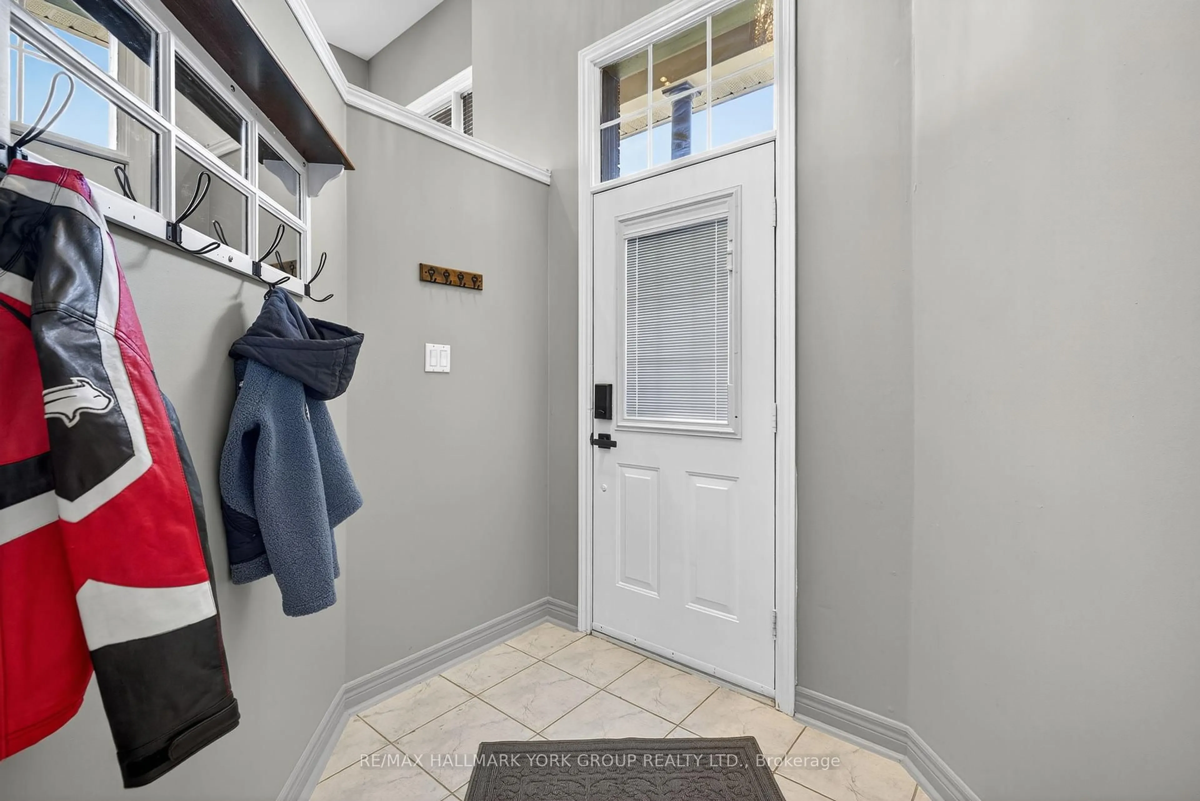 Indoor entryway for 2 Hadley Crt, Aurora Ontario L4G 7E5