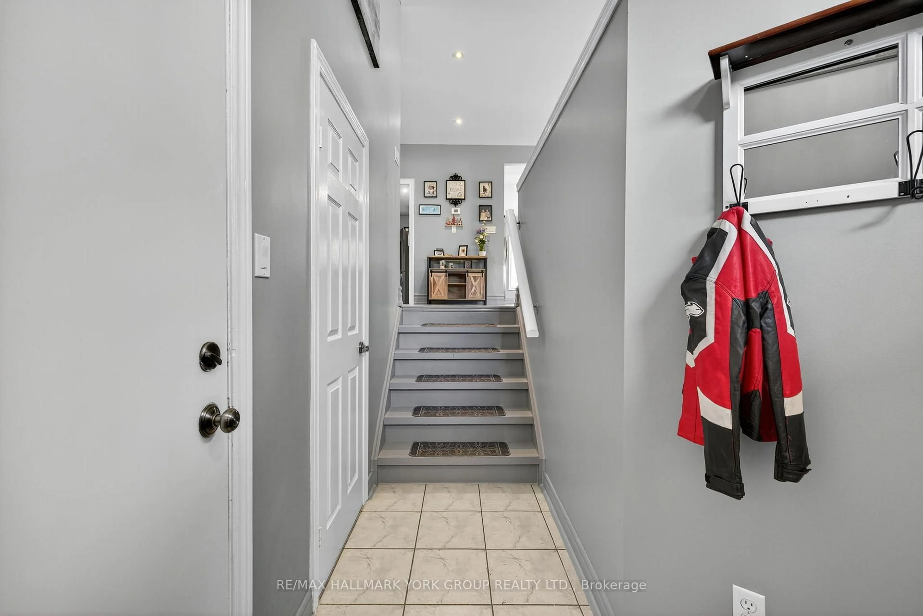 Indoor entryway for 2 Hadley Crt, Aurora Ontario L4G 7E5