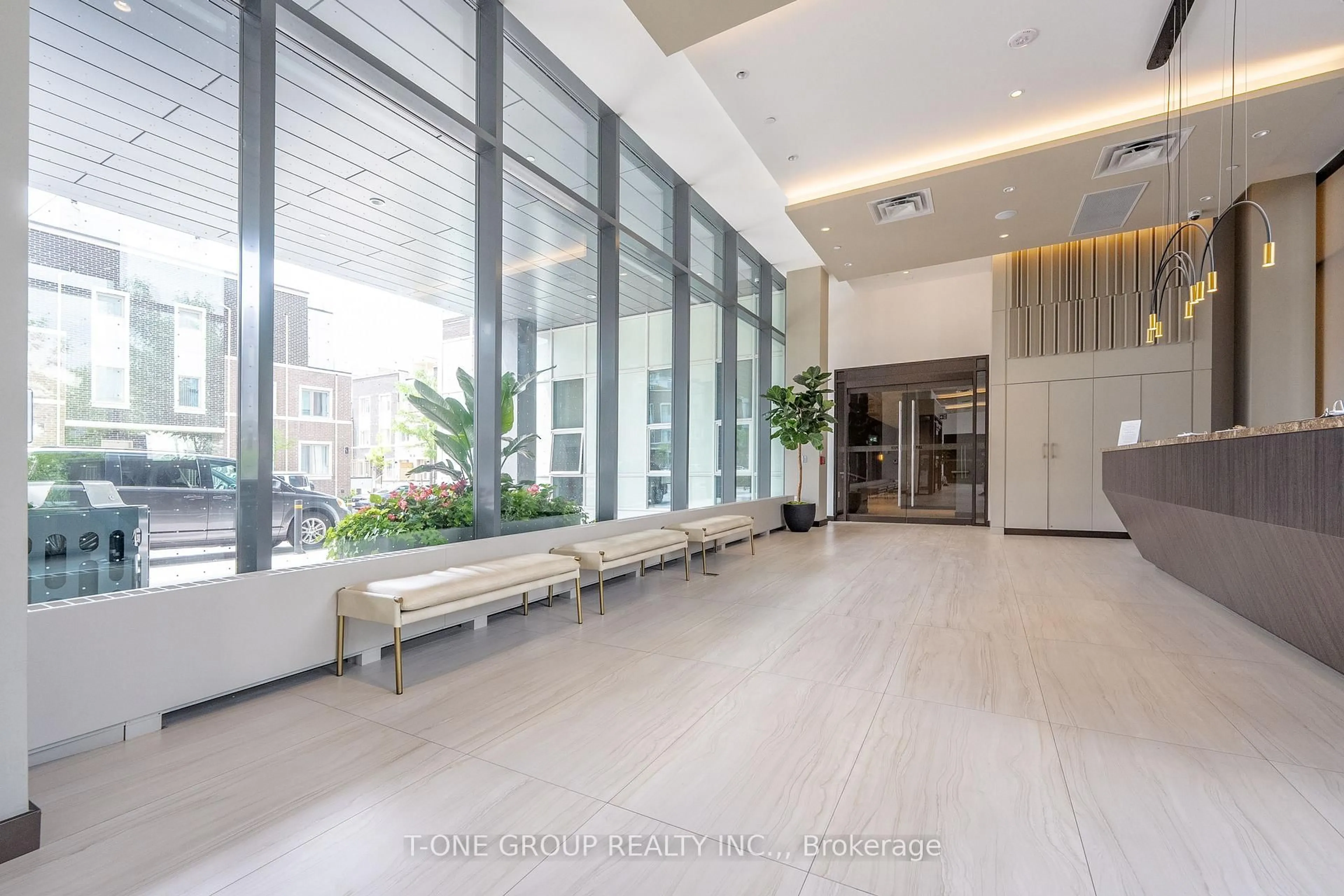 Indoor foyer for 38 Honeycrisp Cres #921, Vaughan Ontario L4K 0M8