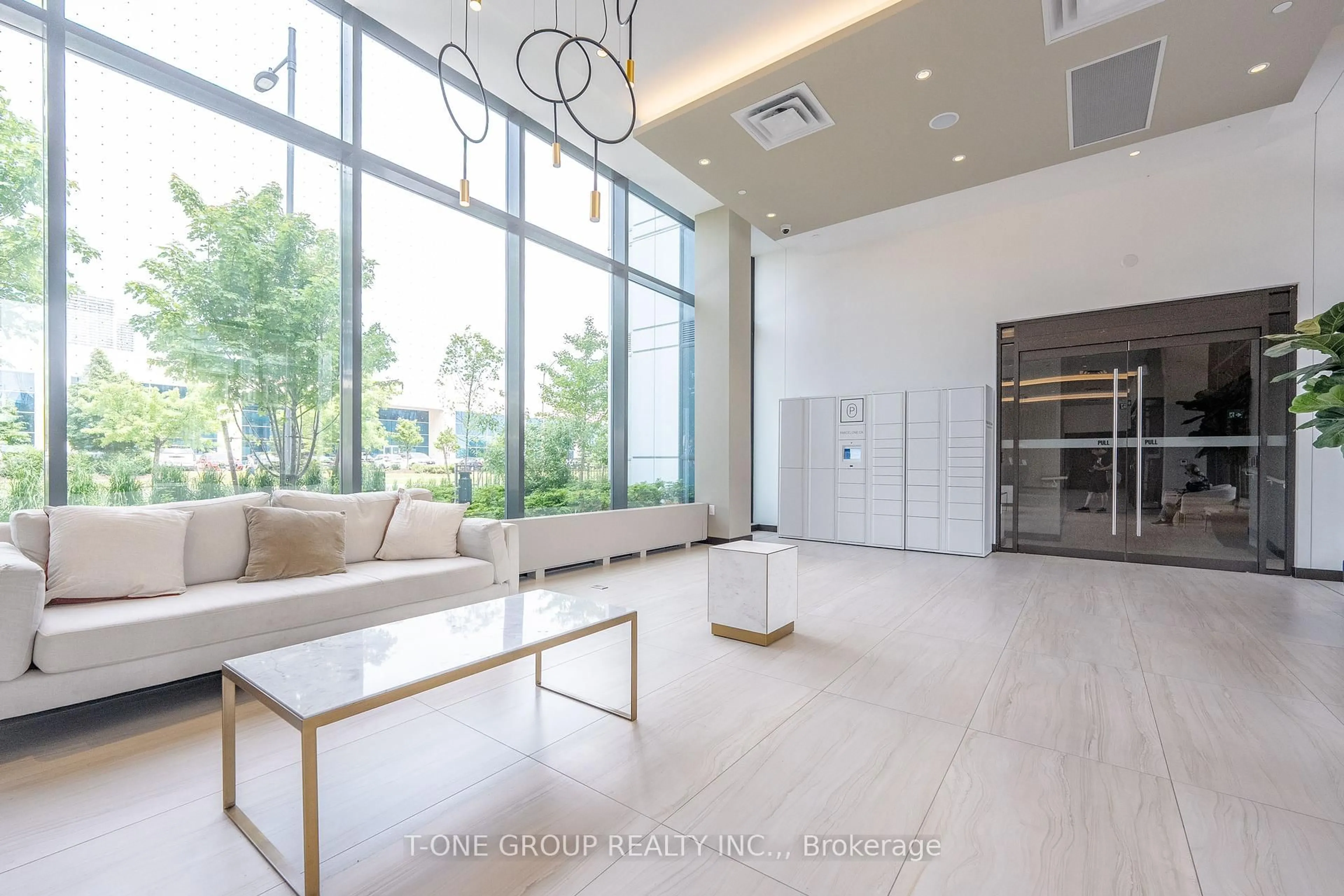 Indoor foyer for 38 Honeycrisp Cres #921, Vaughan Ontario L4K 0M8