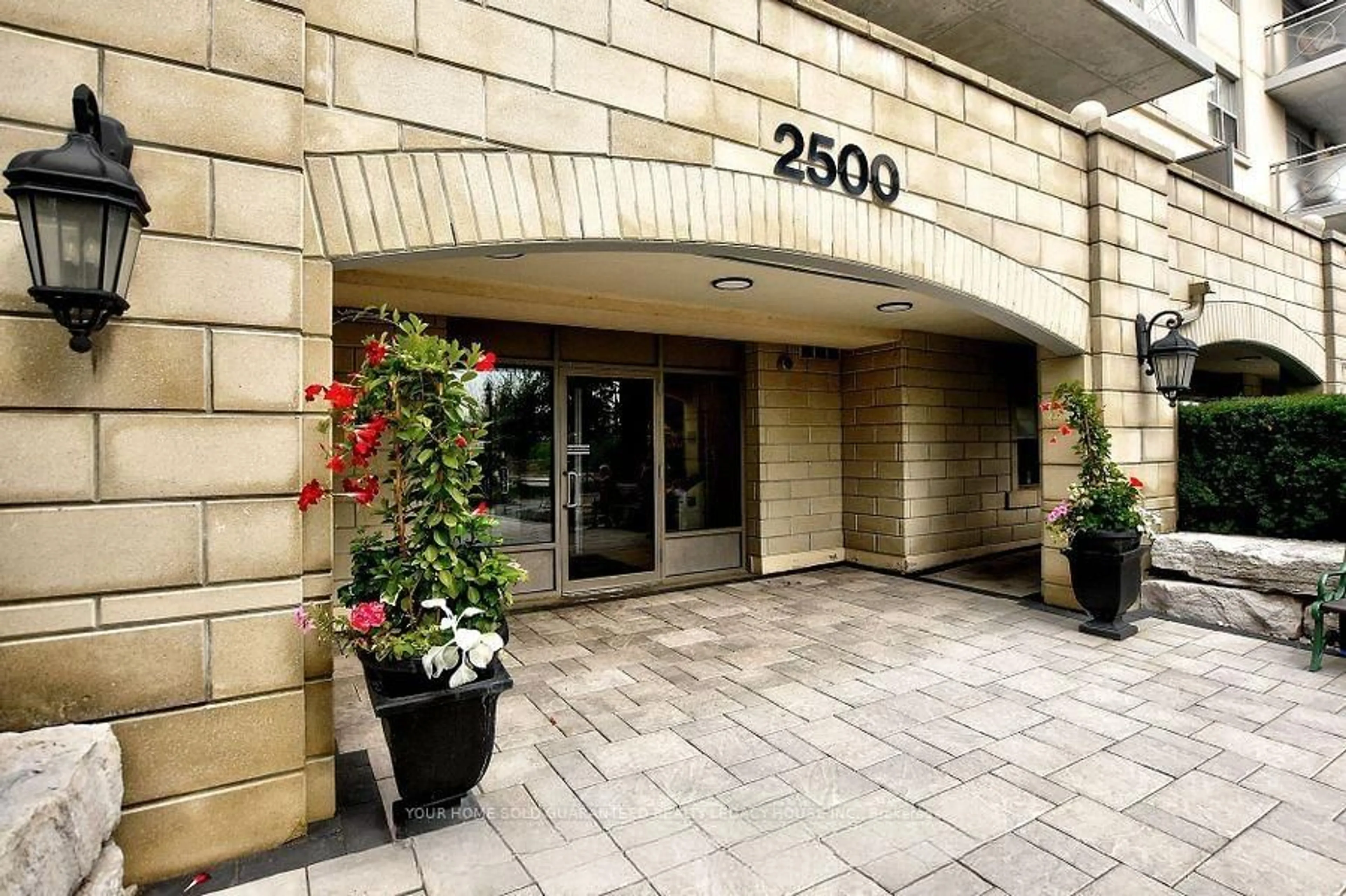 Indoor foyer for 2500 Rutherford Rd #502, Vaughan Ontario L4K 5N7
