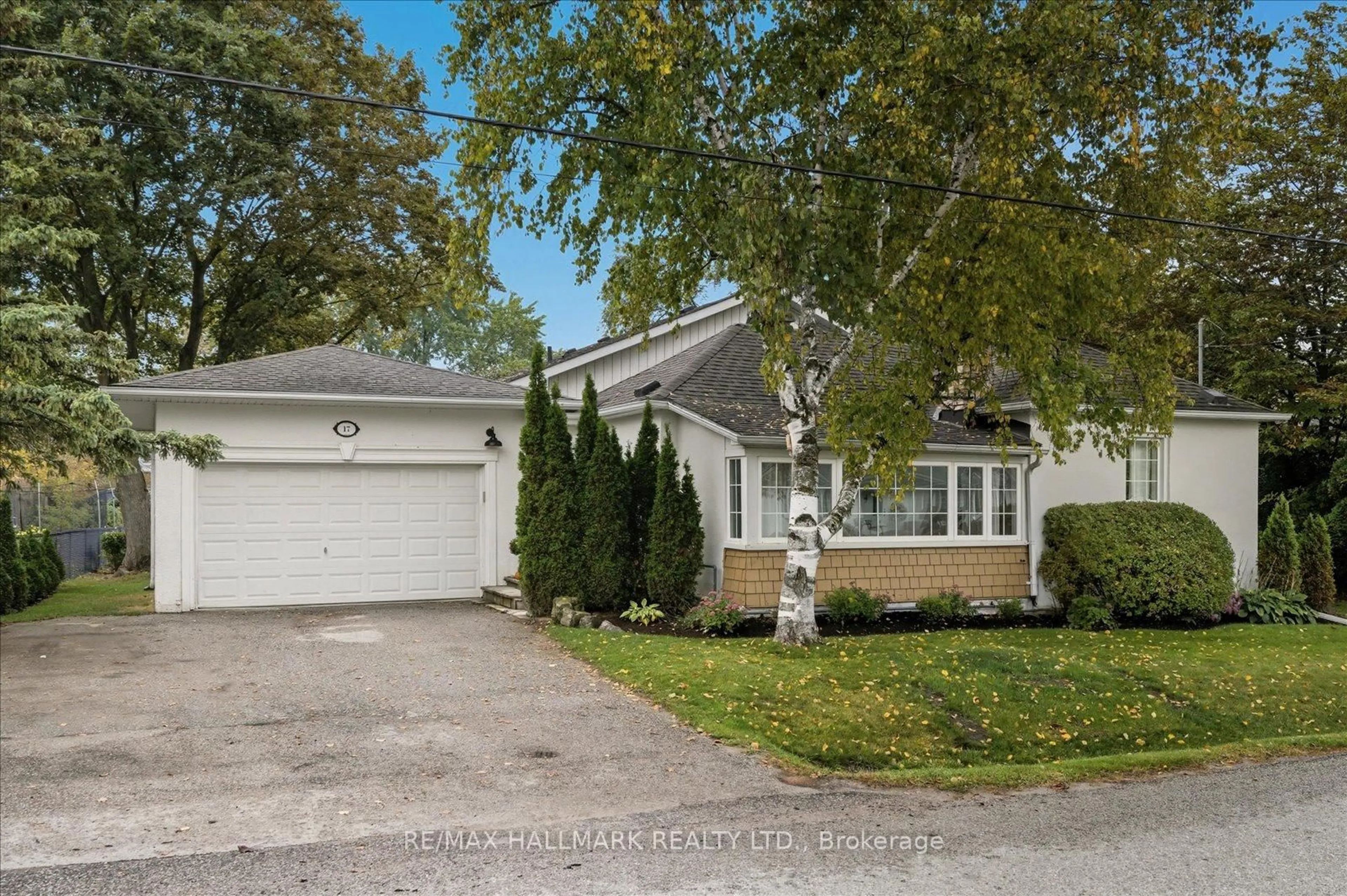 Home with vinyl exterior material, street for 17 Mill St, East Gwillimbury Ontario L0G 1M0