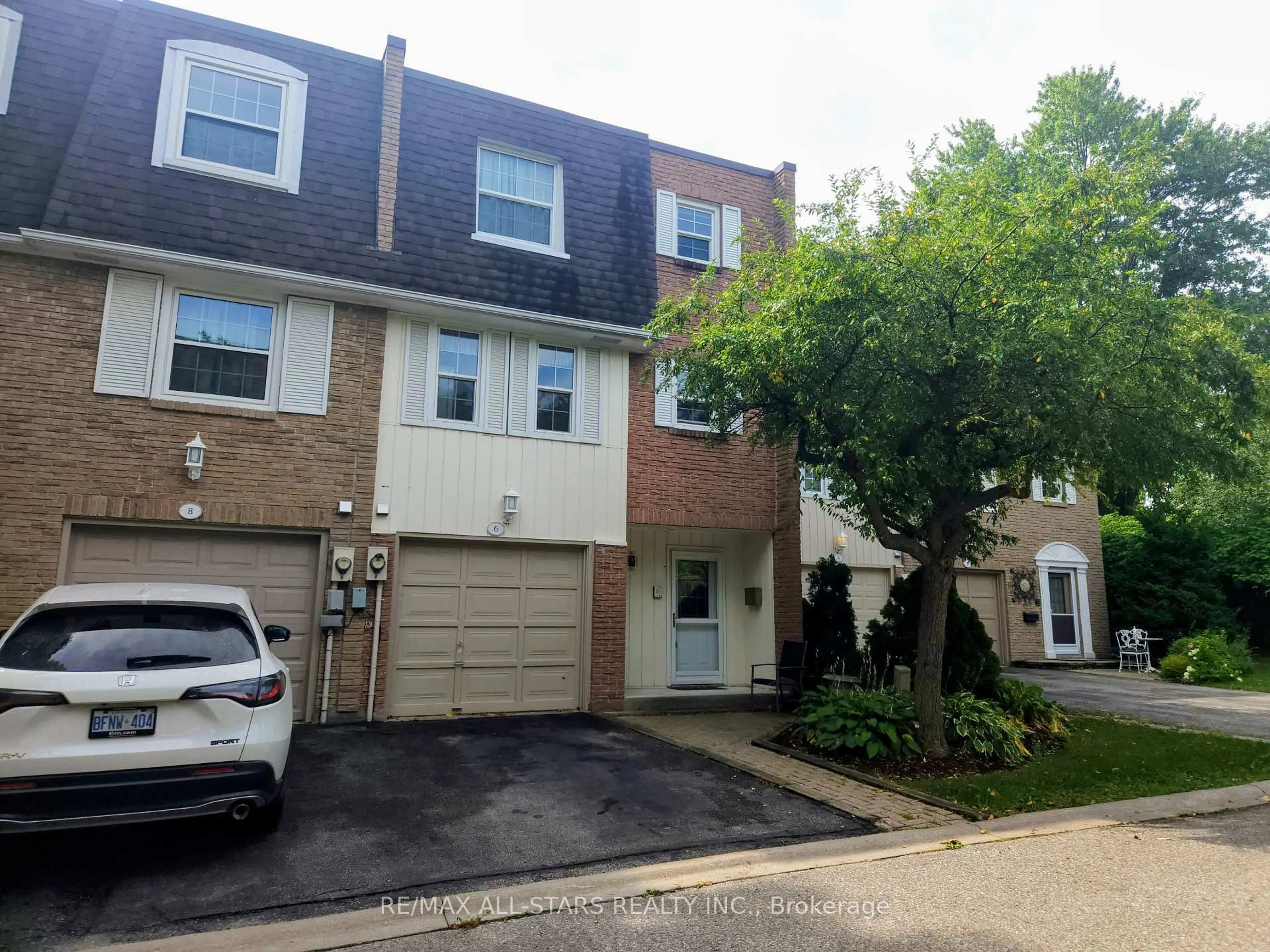A pic from outside/outdoor area/front of a property/back of a property/a pic from drone, street for 6 Hepworth Way, Markham Ontario L3P 3S9