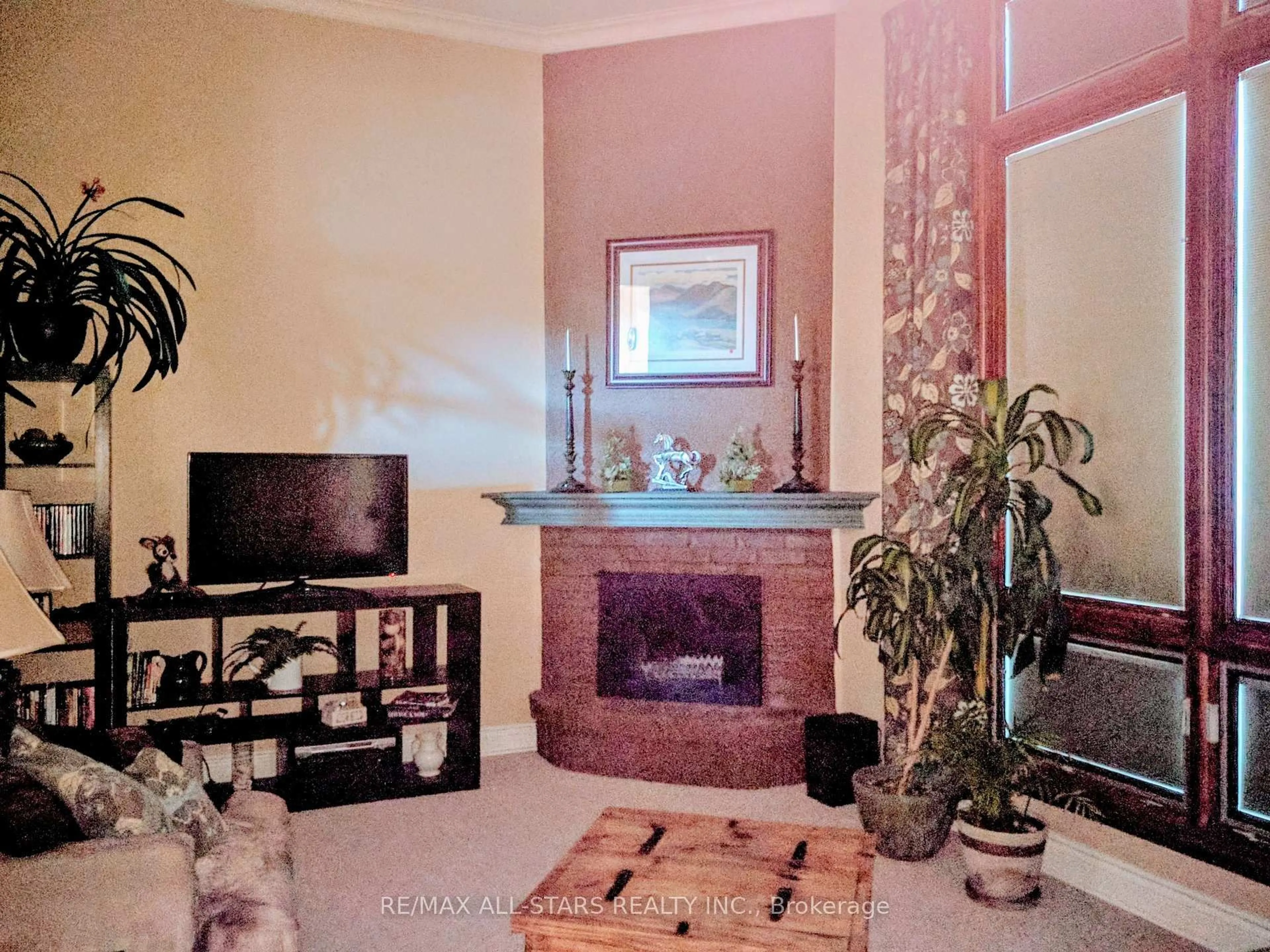 Living room with furniture, ceramic/tile floor for 6 Hepworth Way, Markham Ontario L3P 3S9
