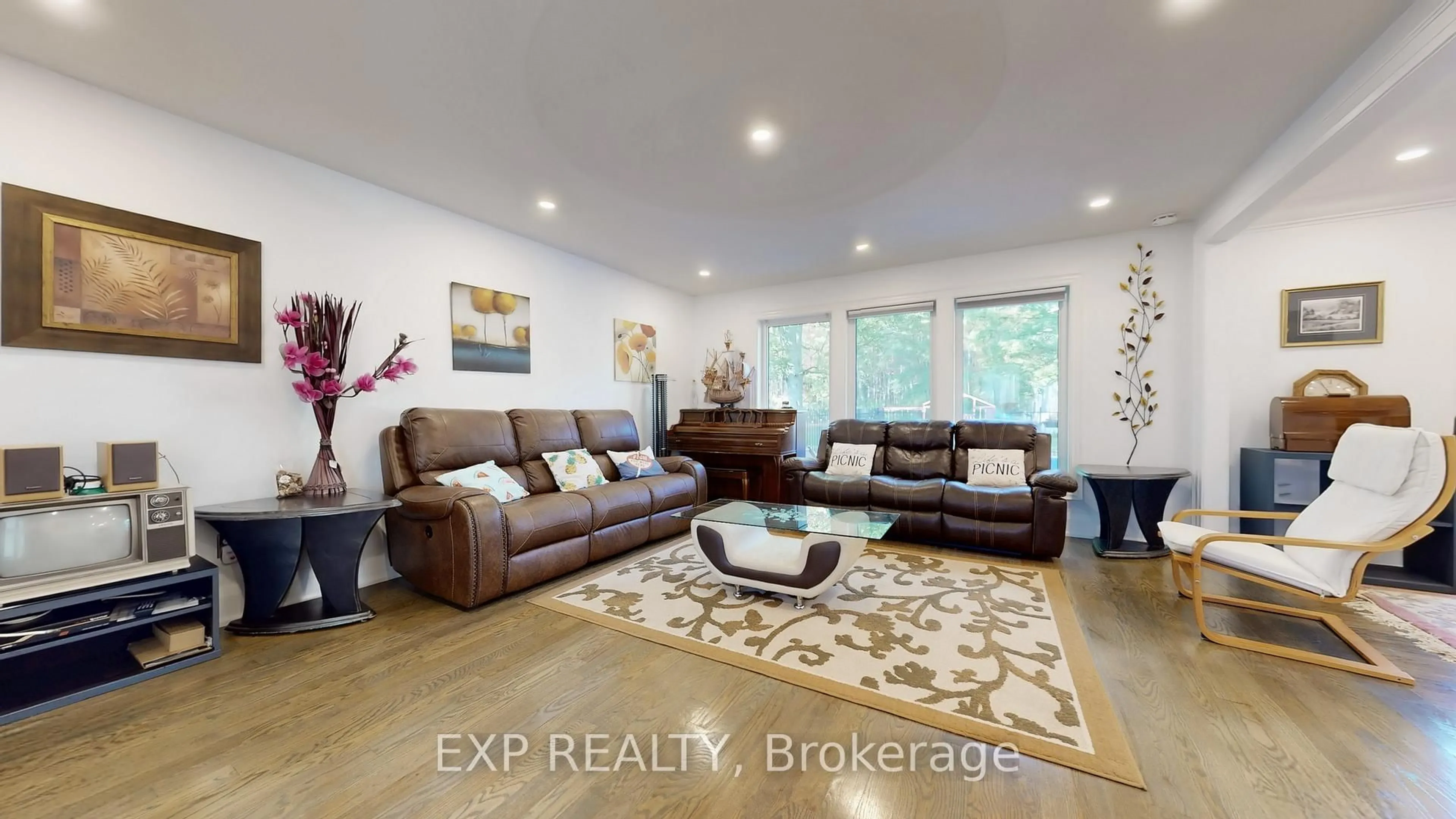 Living room with furniture, unknown for 24762 Weirs Sdrd, Georgina Ontario L0E 1N0