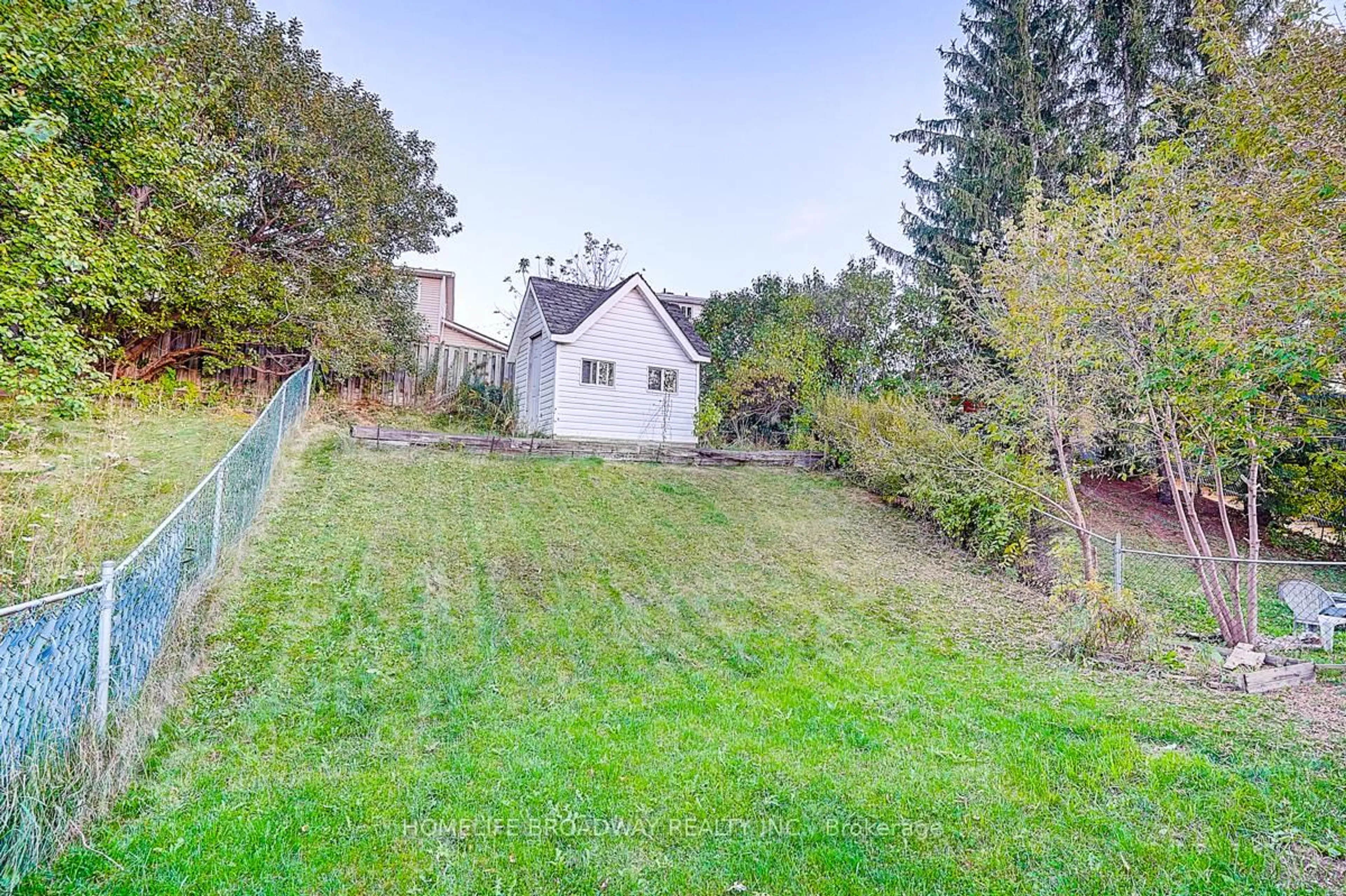 A pic from outside/outdoor area/front of a property/back of a property/a pic from drone, unknown for 47 Turner Crt, Bradford West Gwillimbury Ontario L3Z 2W7
