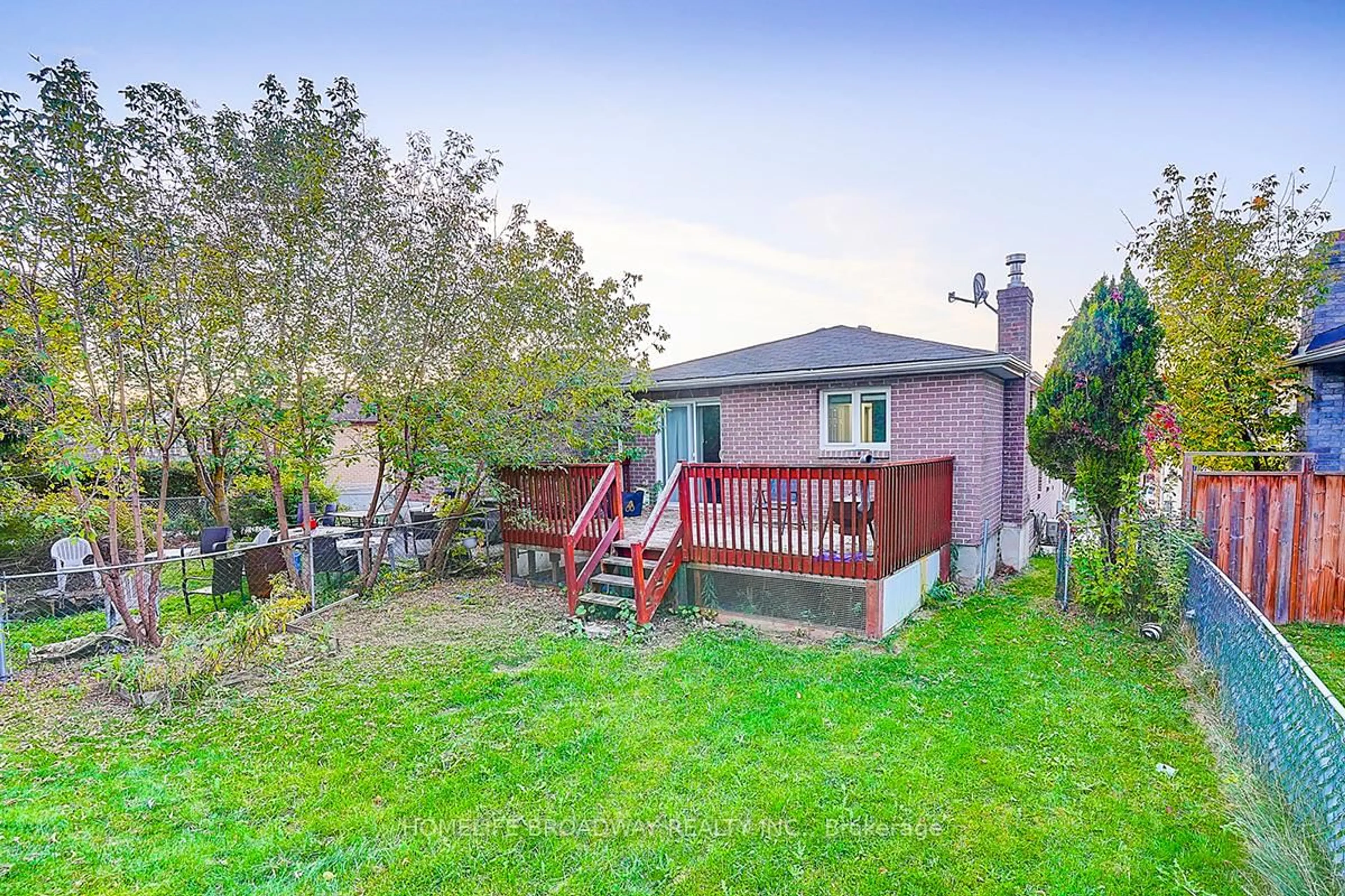 A pic from outside/outdoor area/front of a property/back of a property/a pic from drone, street for 47 Turner Crt, Bradford West Gwillimbury Ontario L3Z 2W7