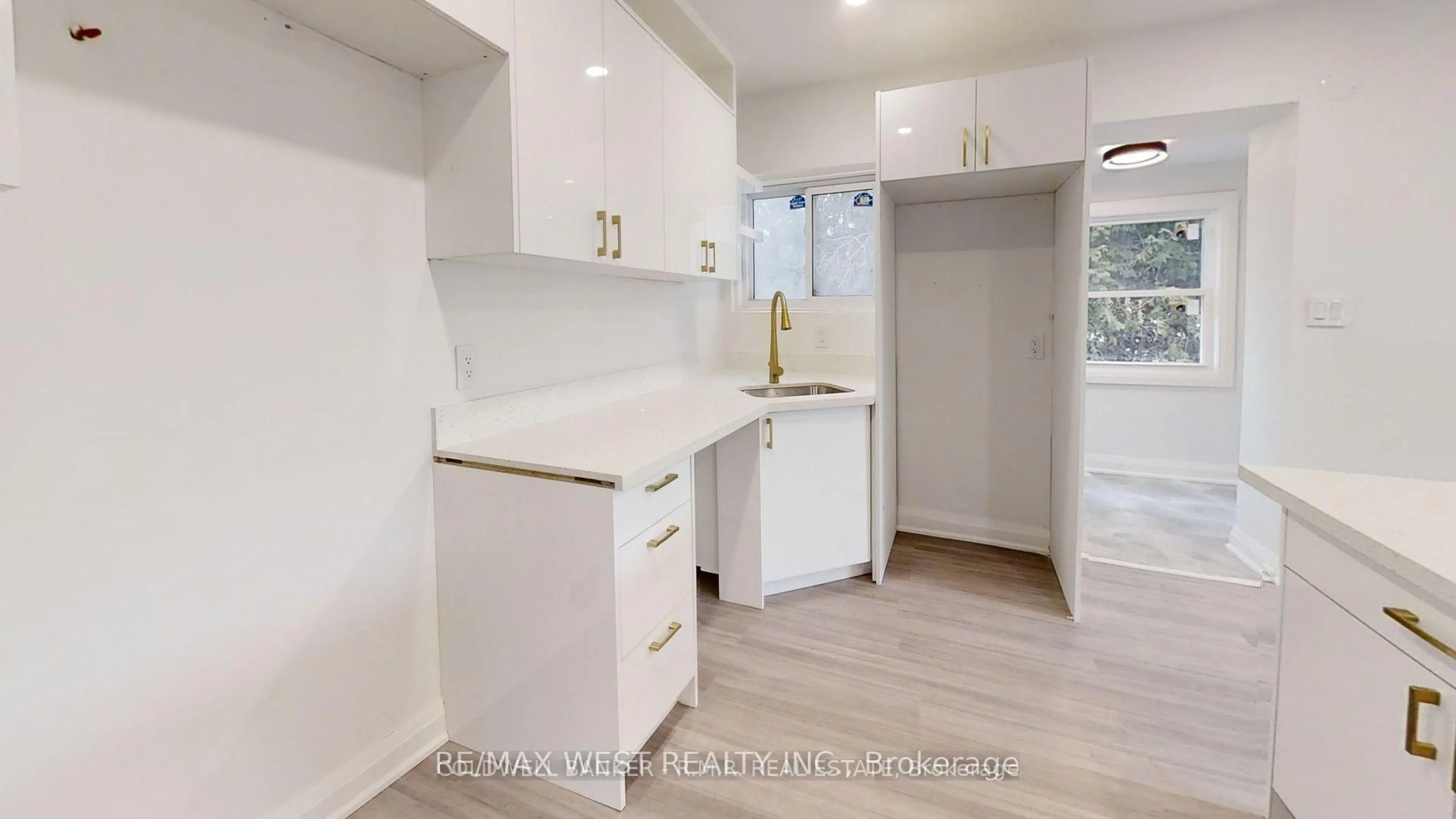 Open concept kitchen, unknown for 374 Raines St, Georgina Ontario L4P 3C8