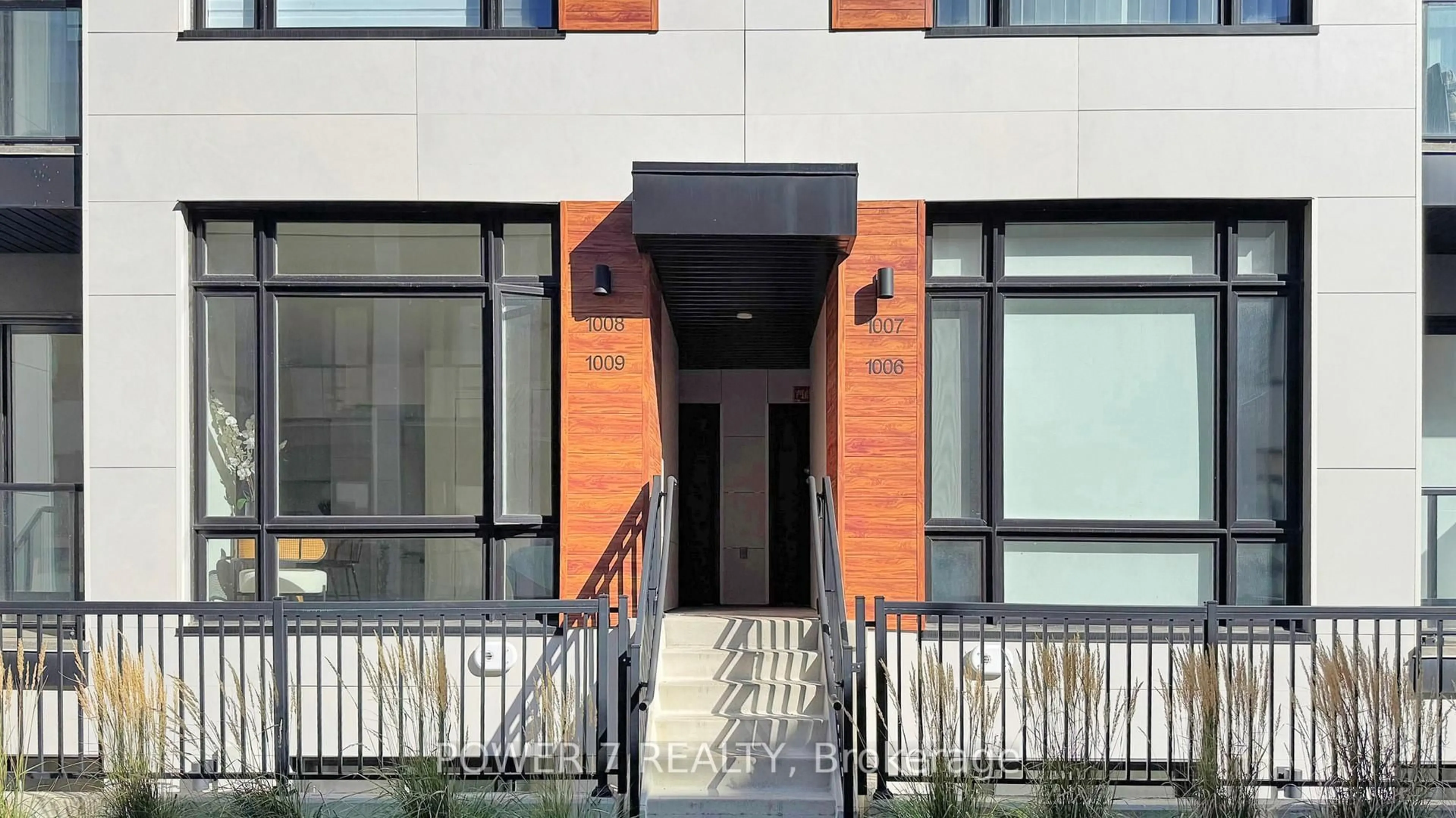 Indoor foyer for 14 David Eyer Rd #1009, Richmond Hill Ontario L4S 0N4