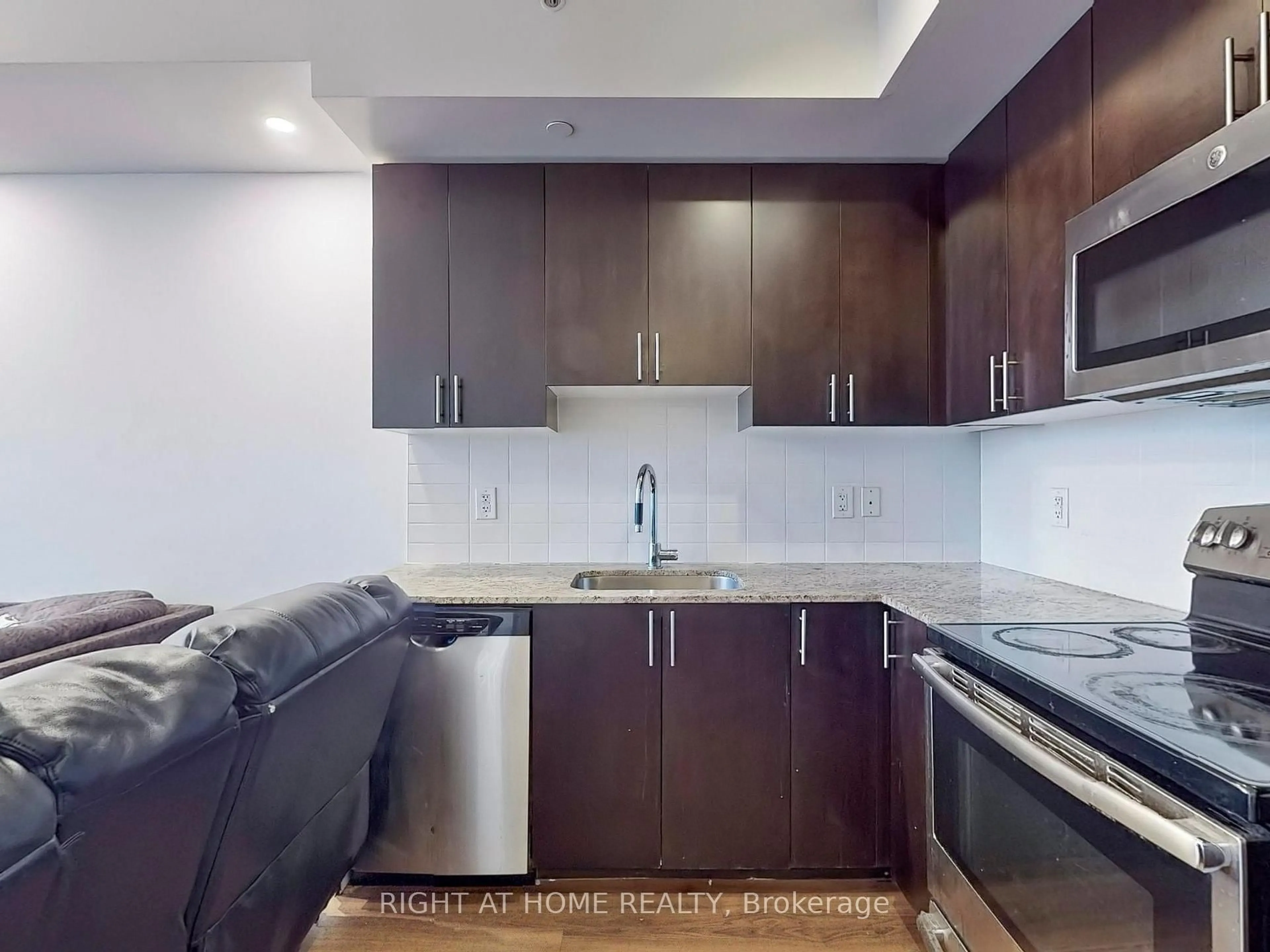 Standard kitchen, ceramic/tile floor for 52 Breckonwood Cres, Markham Ontario L3T 5E8