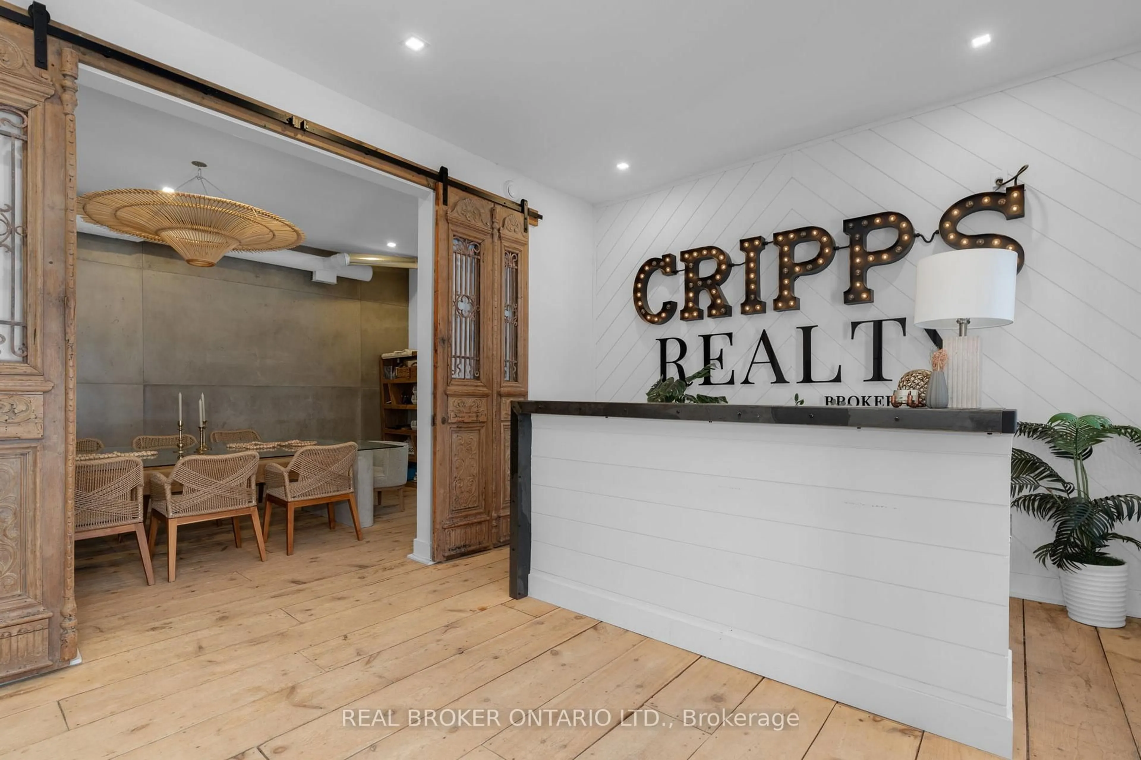 Indoor entryway for 1 Dufferin St, Innisfil Ontario L0L 1L0