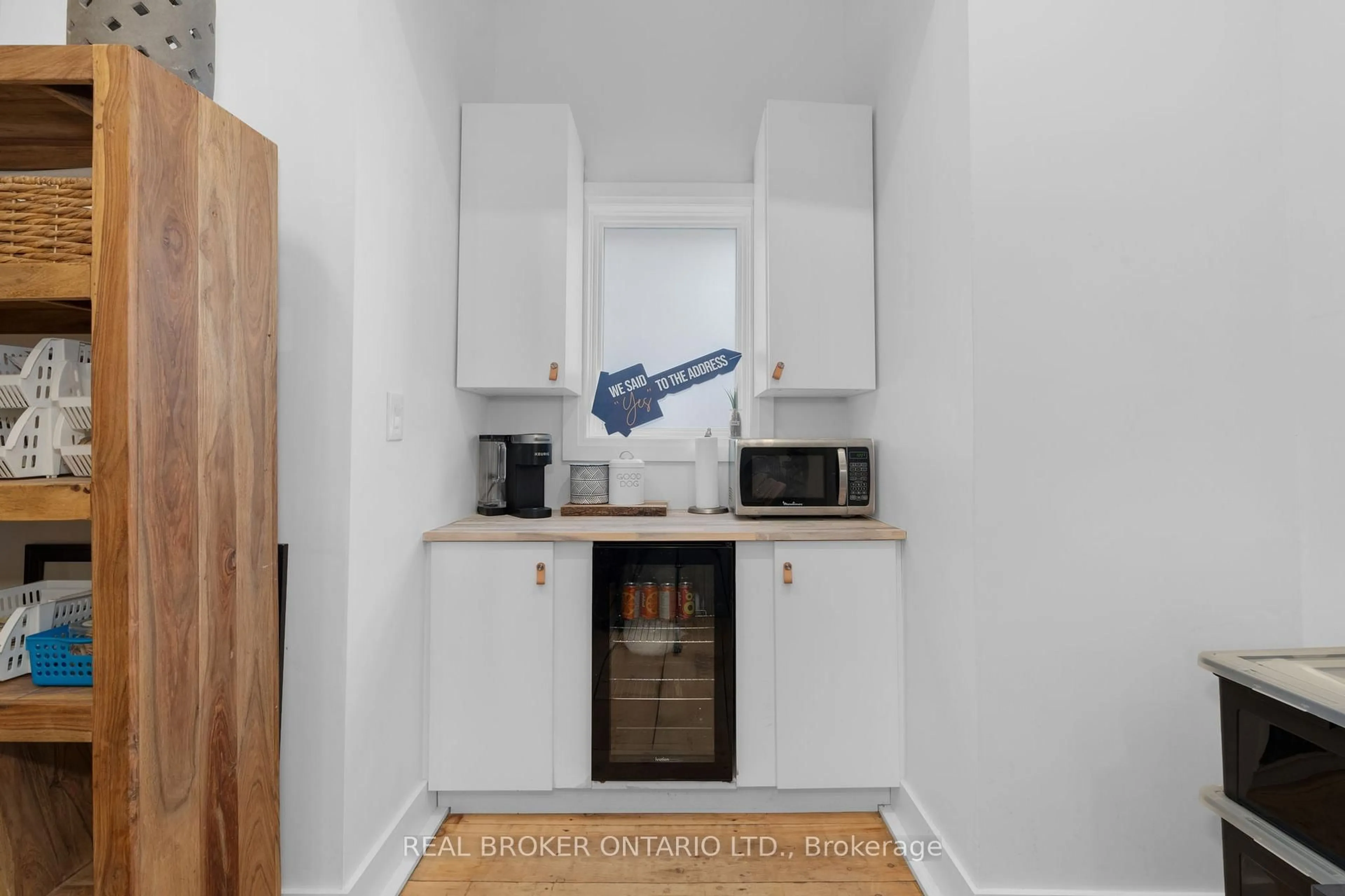 Standard kitchen, unknown for 1 Dufferin St, Innisfil Ontario L0L 1L0