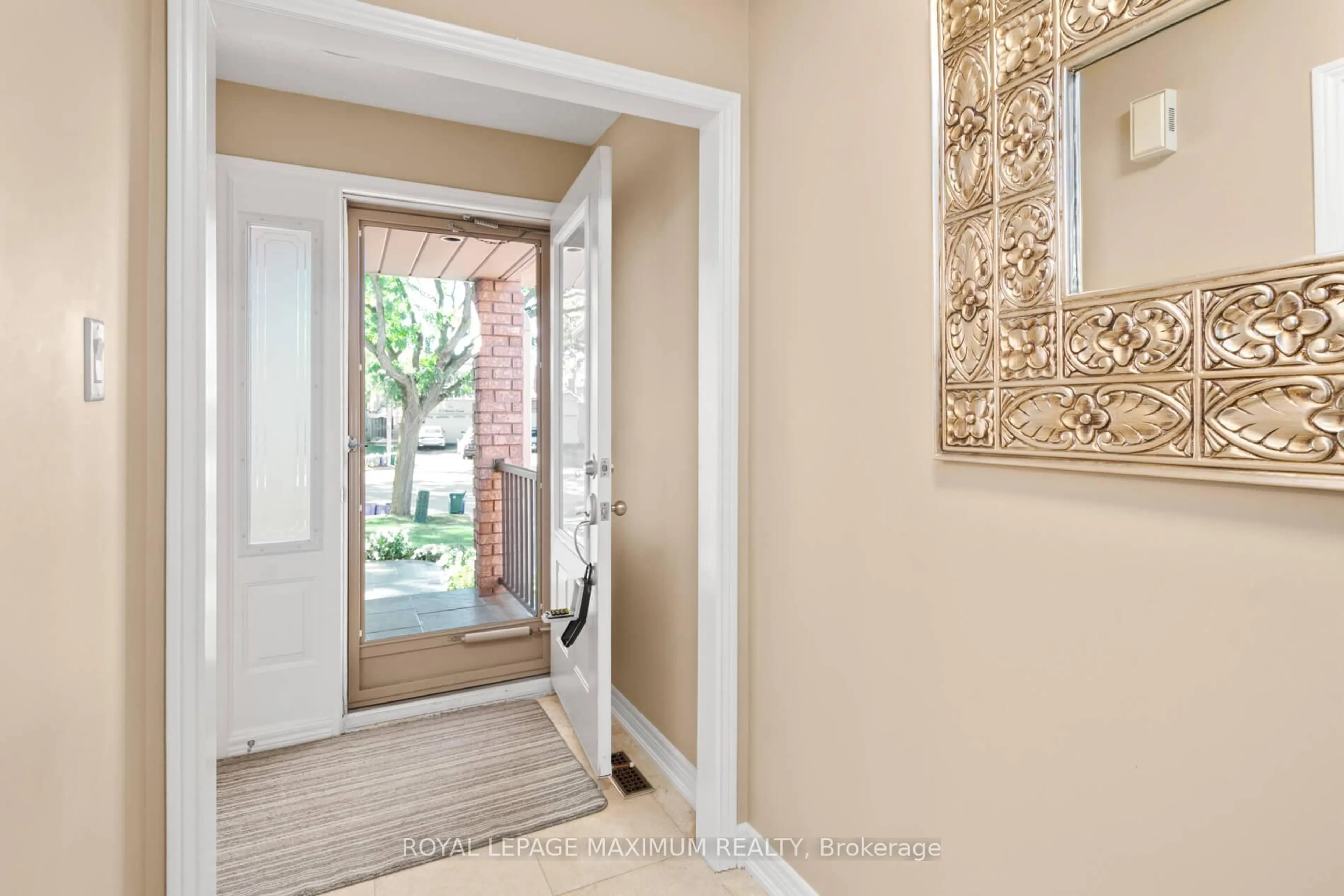 Indoor entryway for 12 Checker Crt, Vaughan Ontario L4J 5X3