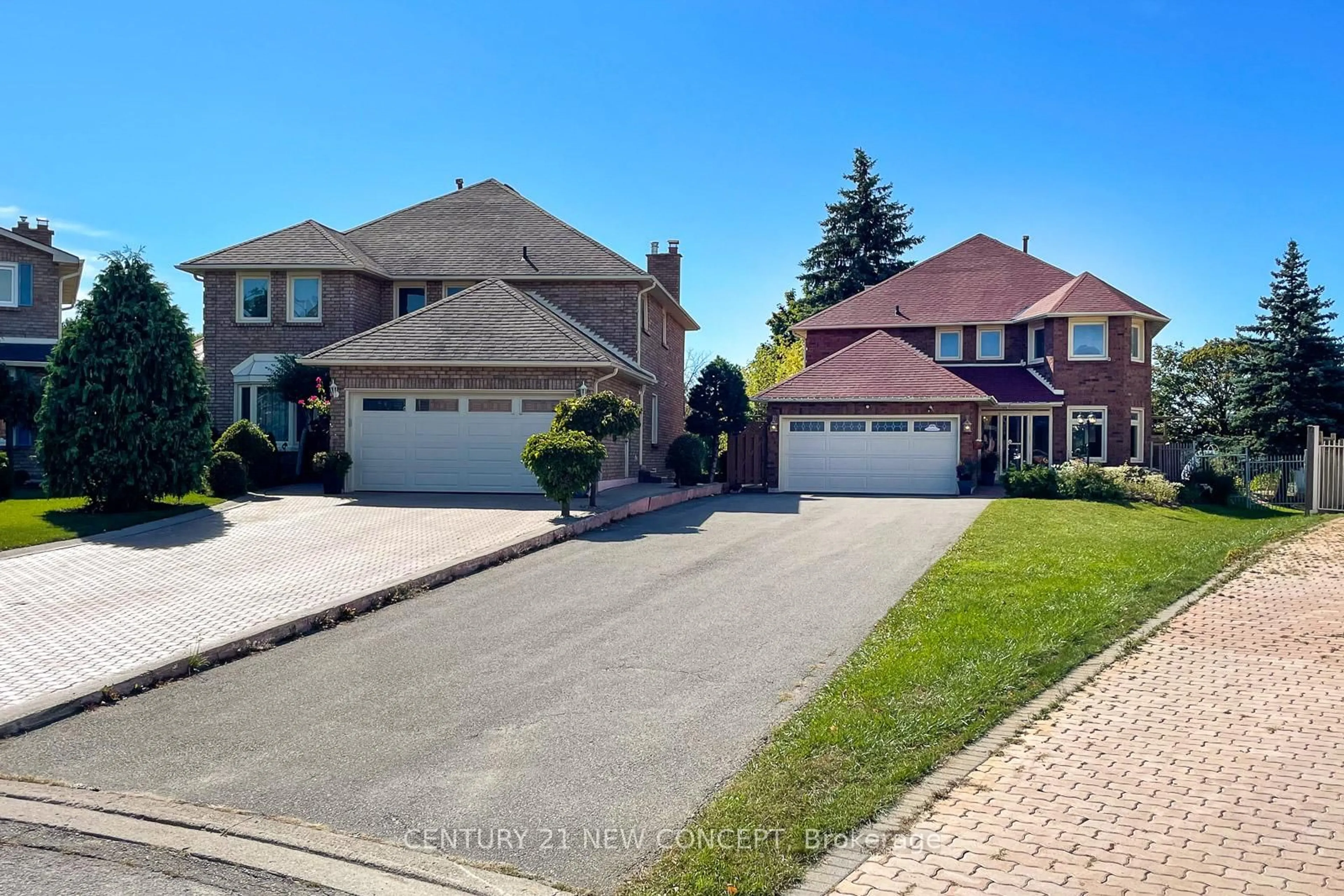 A pic from outside/outdoor area/front of a property/back of a property/a pic from drone, street for 40 Marchwood Cres, Richmond Hill Ontario L4C 8M5