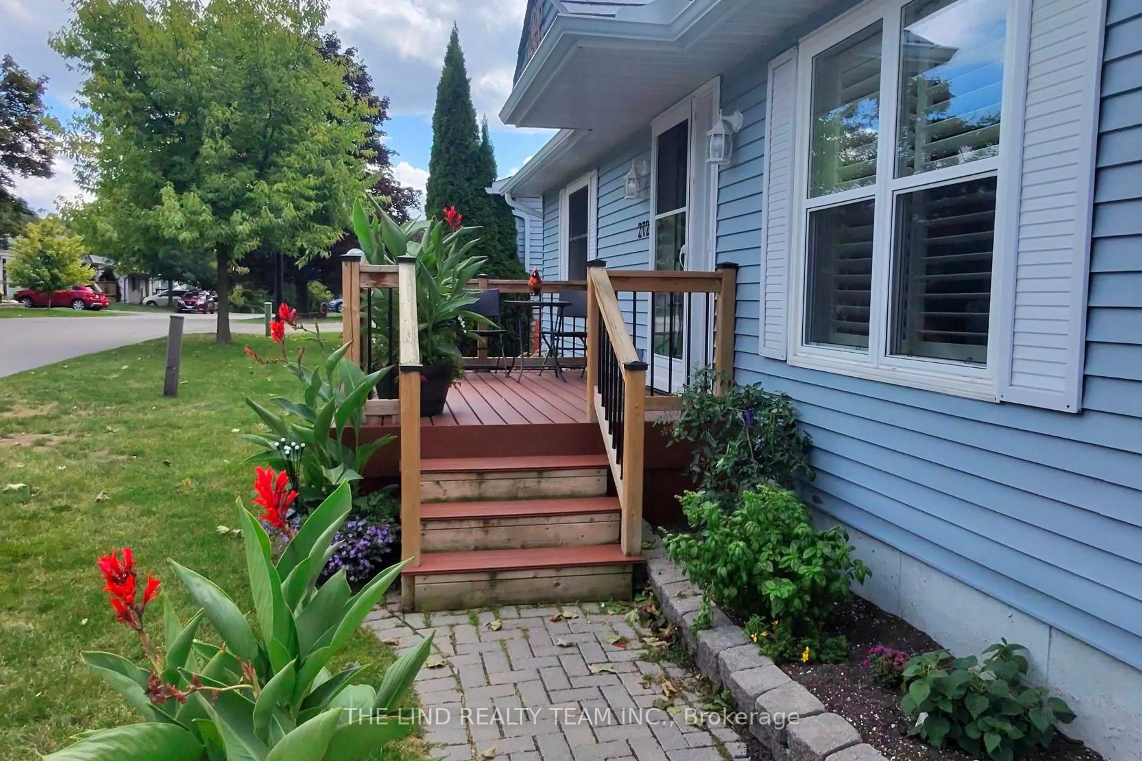 Patio, street for 272 Jeff Smith Crt, Newmarket Ontario L3Y 8C5