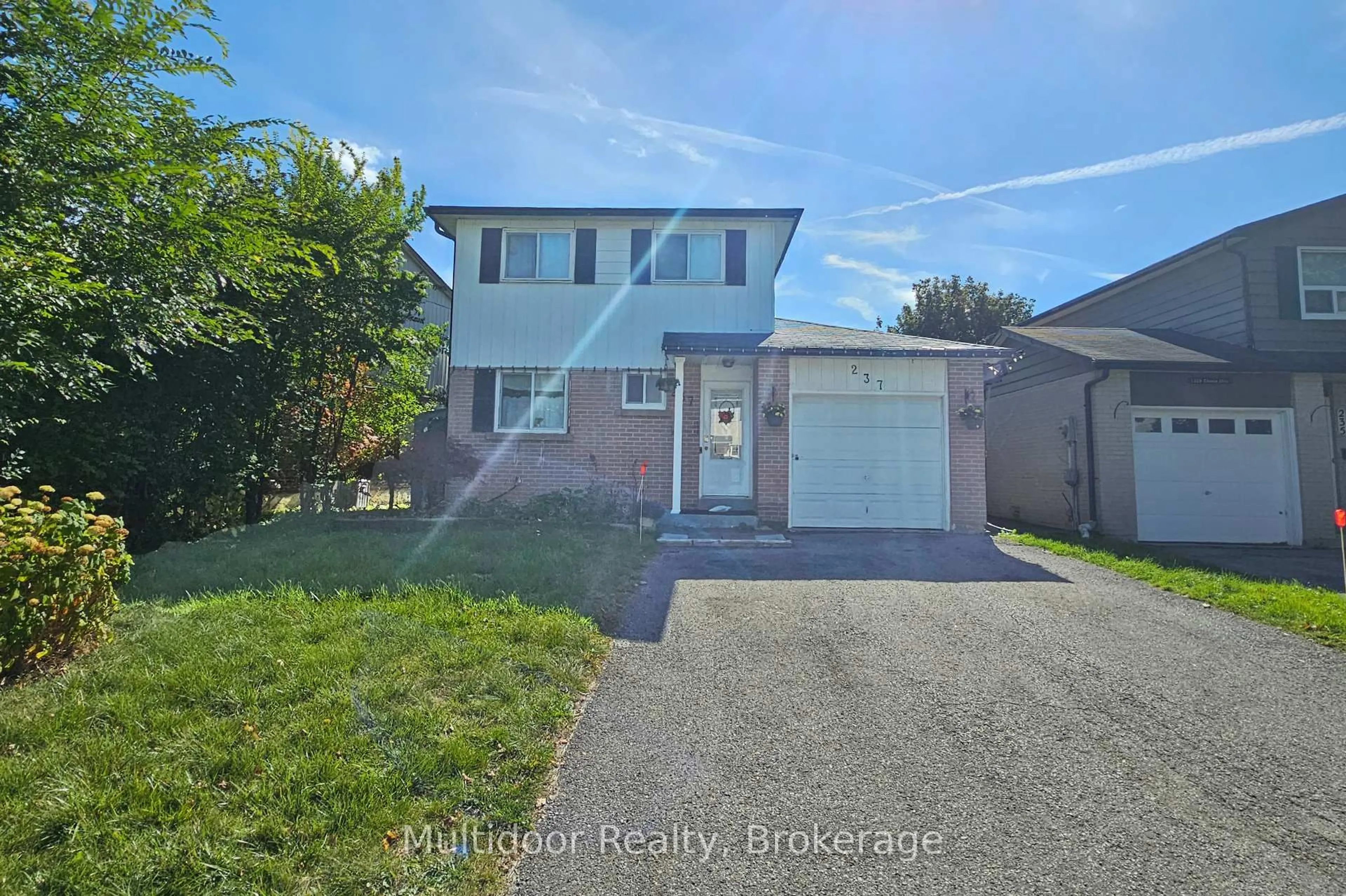 A pic from outside/outdoor area/front of a property/back of a property/a pic from drone, street for 237 Thoms Cres, Newmarket Ontario L3Y 1C9