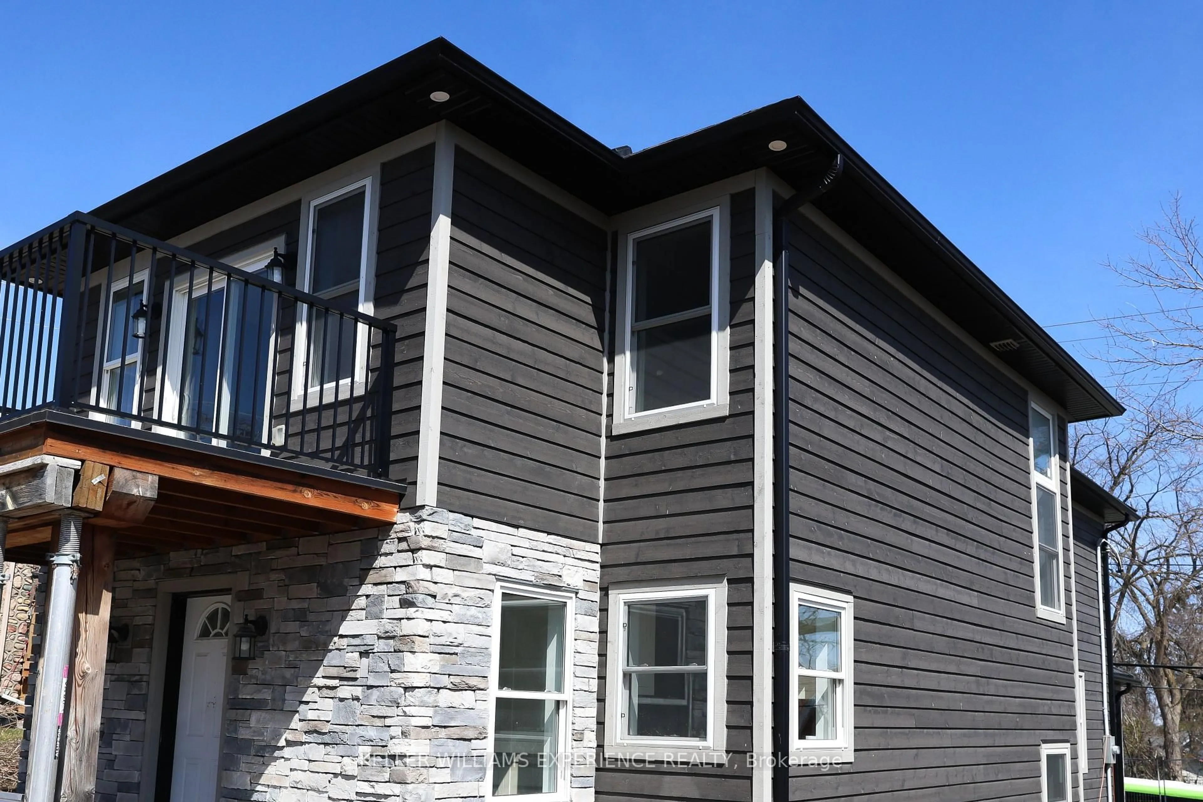 Home with vinyl exterior material, building for 2233 4th Line, Innisfil Ontario L0L 1K0