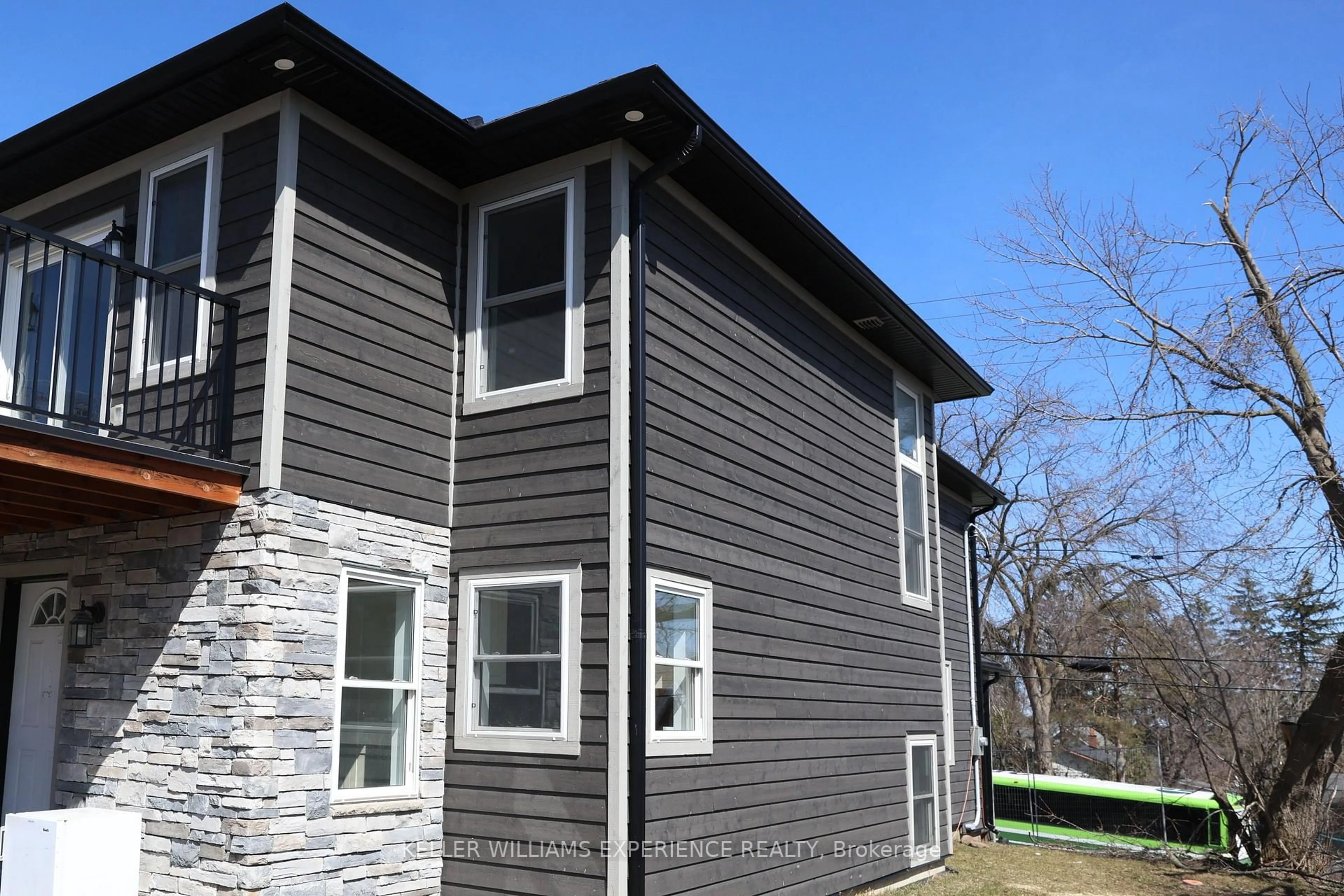 Home with vinyl exterior material, building for 2233 4th Line, Innisfil Ontario L0L 1K0