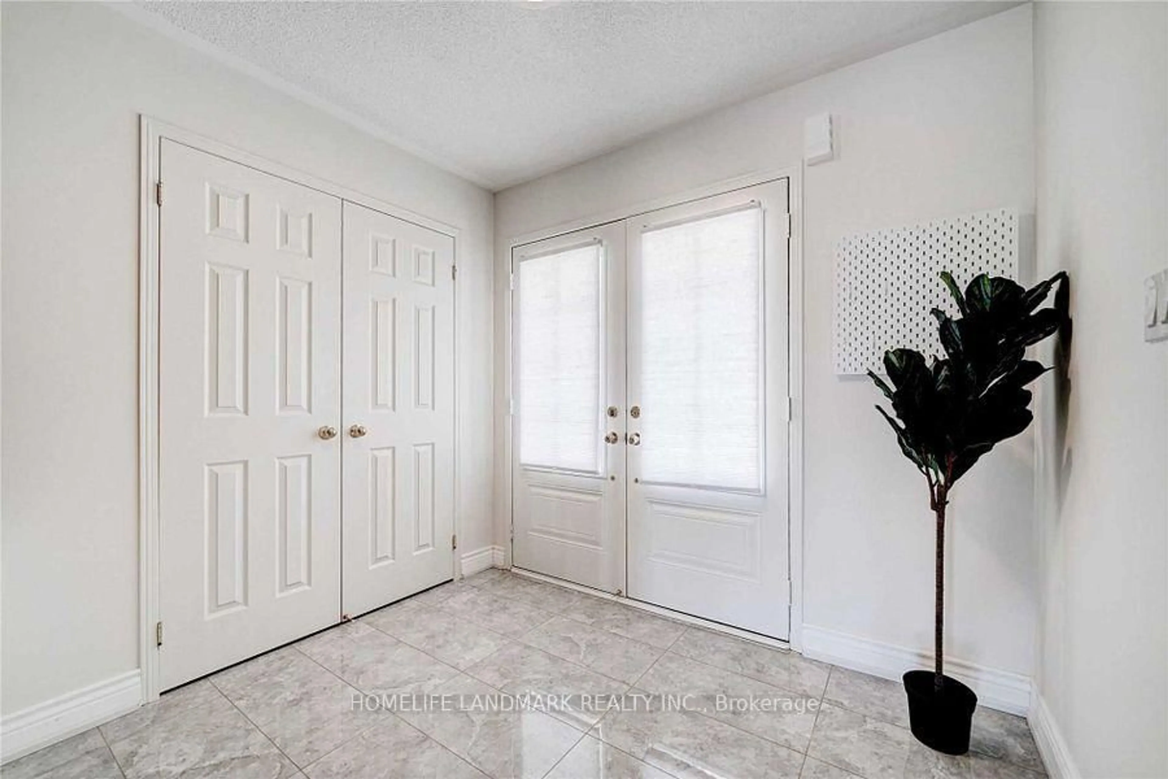 Indoor entryway for 14 Hartney Dr, Richmond Hill Ontario L4S 0J8