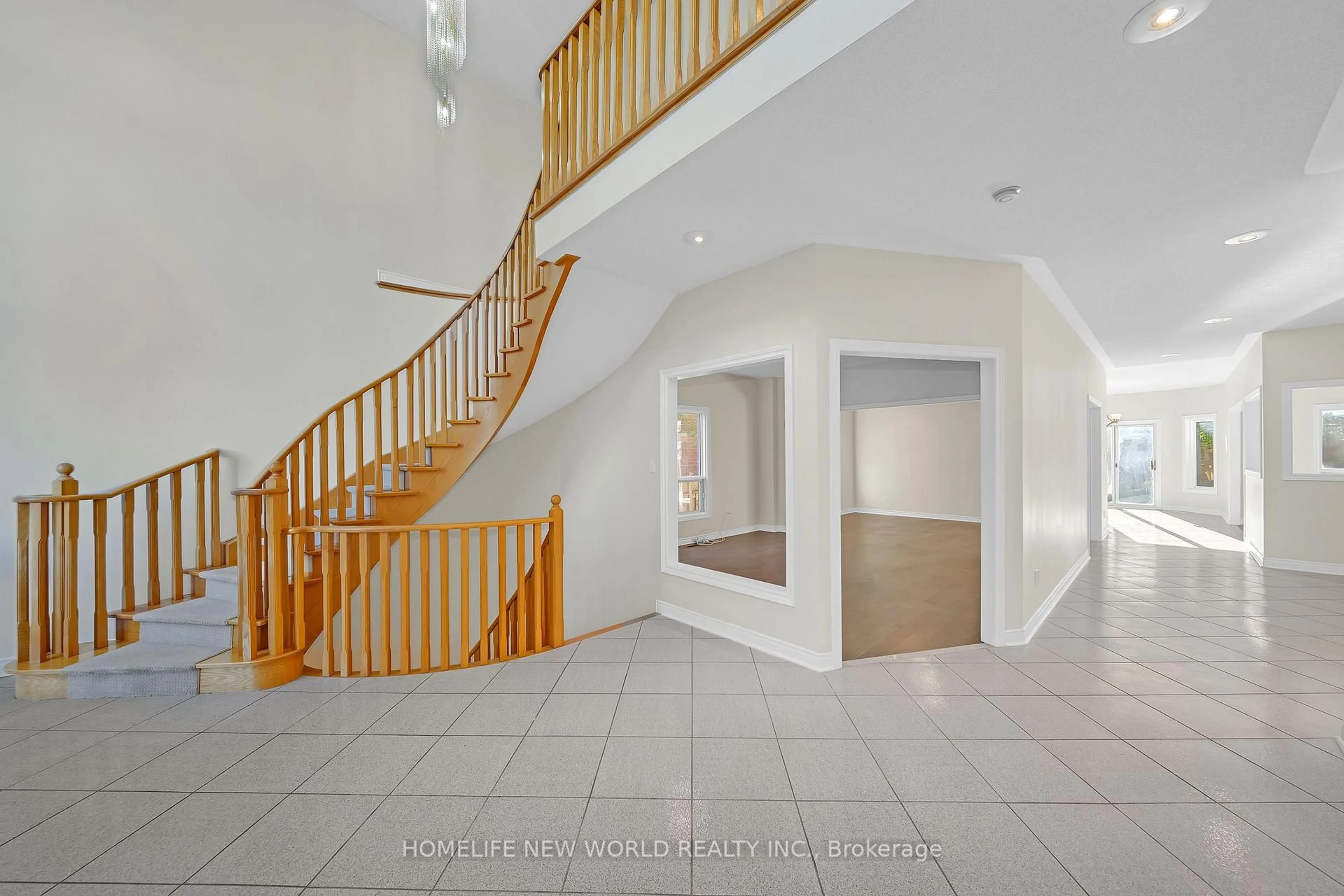 Indoor foyer for 99 Clarendon Dr, Richmond Hill Ontario L4B 3W5