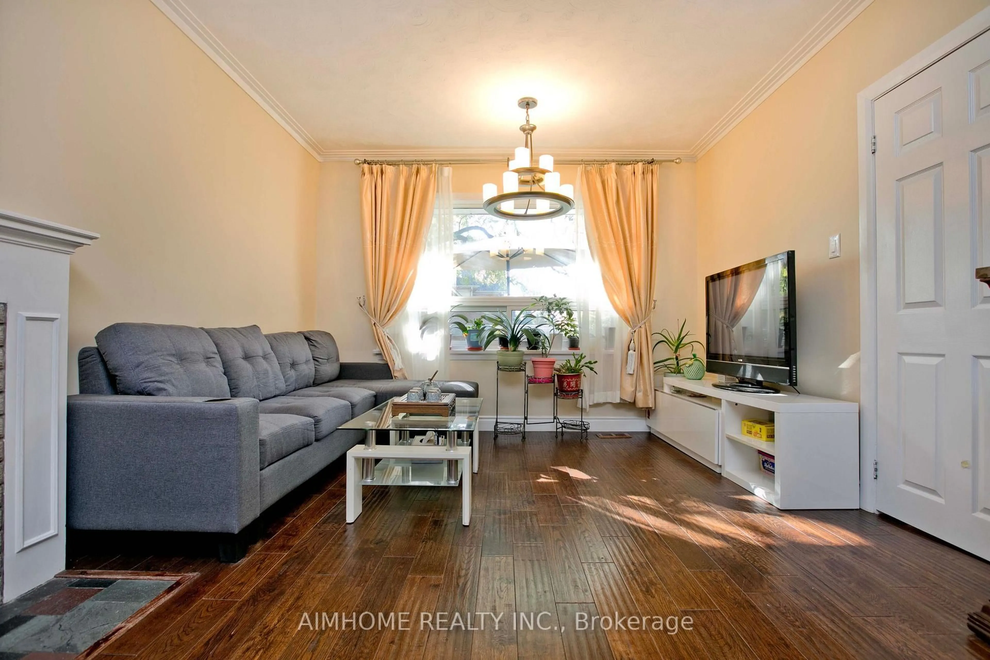 Living room with furniture, wood/laminate floor for 198 Mill St, Richmond Hill Ontario L4C 4B2