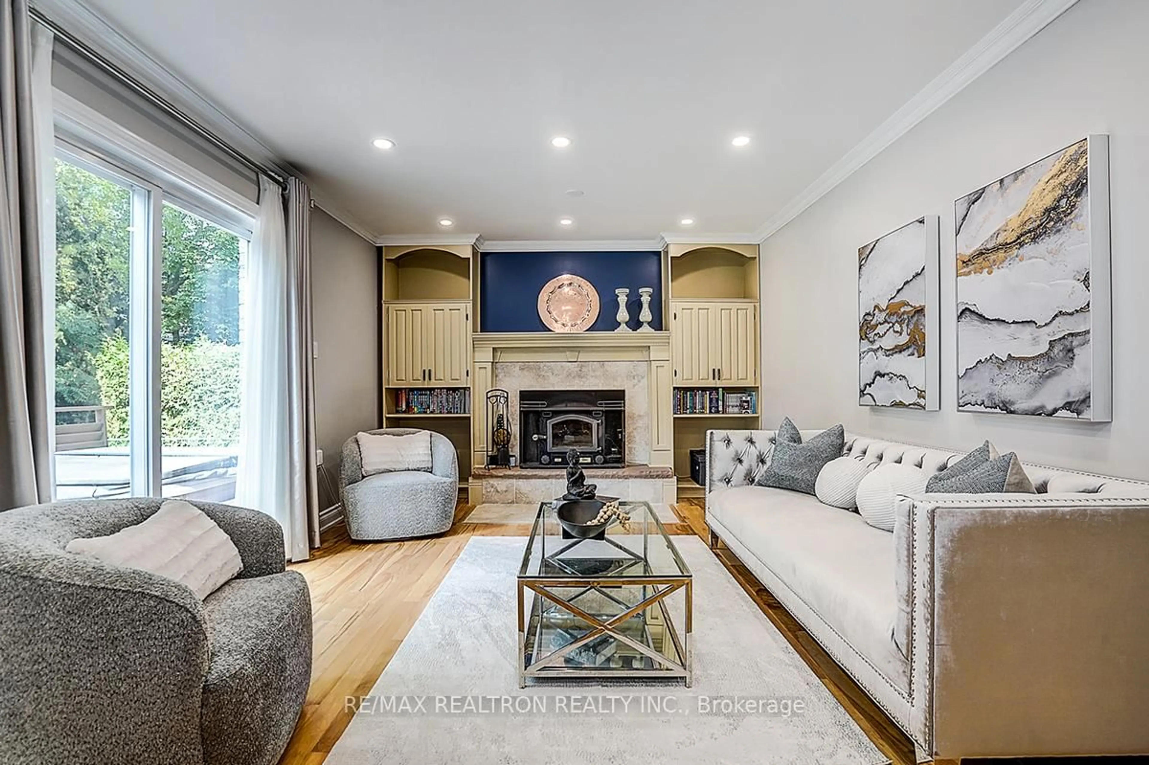 Living room with furniture, unknown for 9 Earls Crt, East Gwillimbury Ontario L9N 1E5
