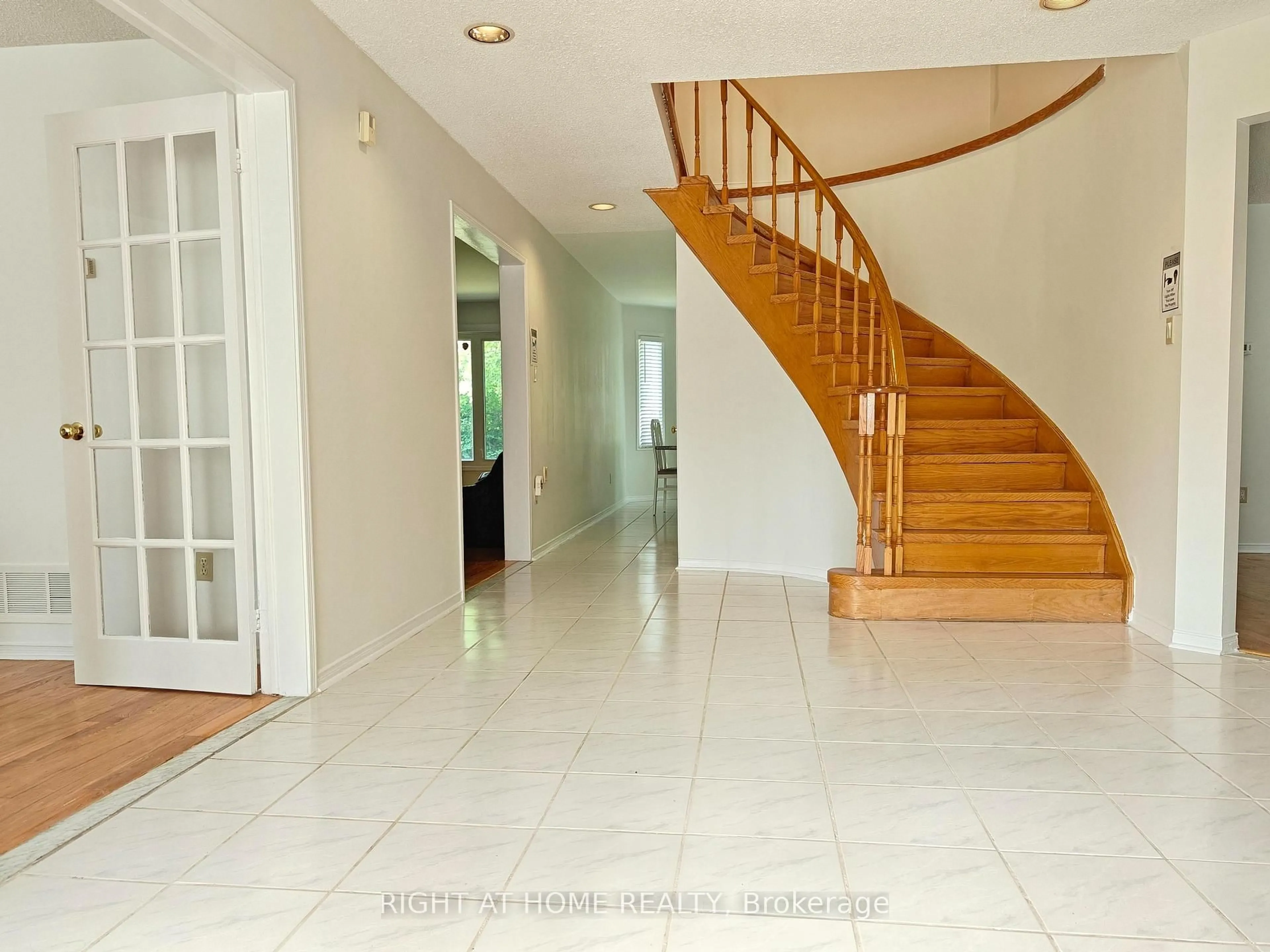 Indoor foyer for 116 Cooperage Cres, Richmond Hill Ontario L4C 9L8