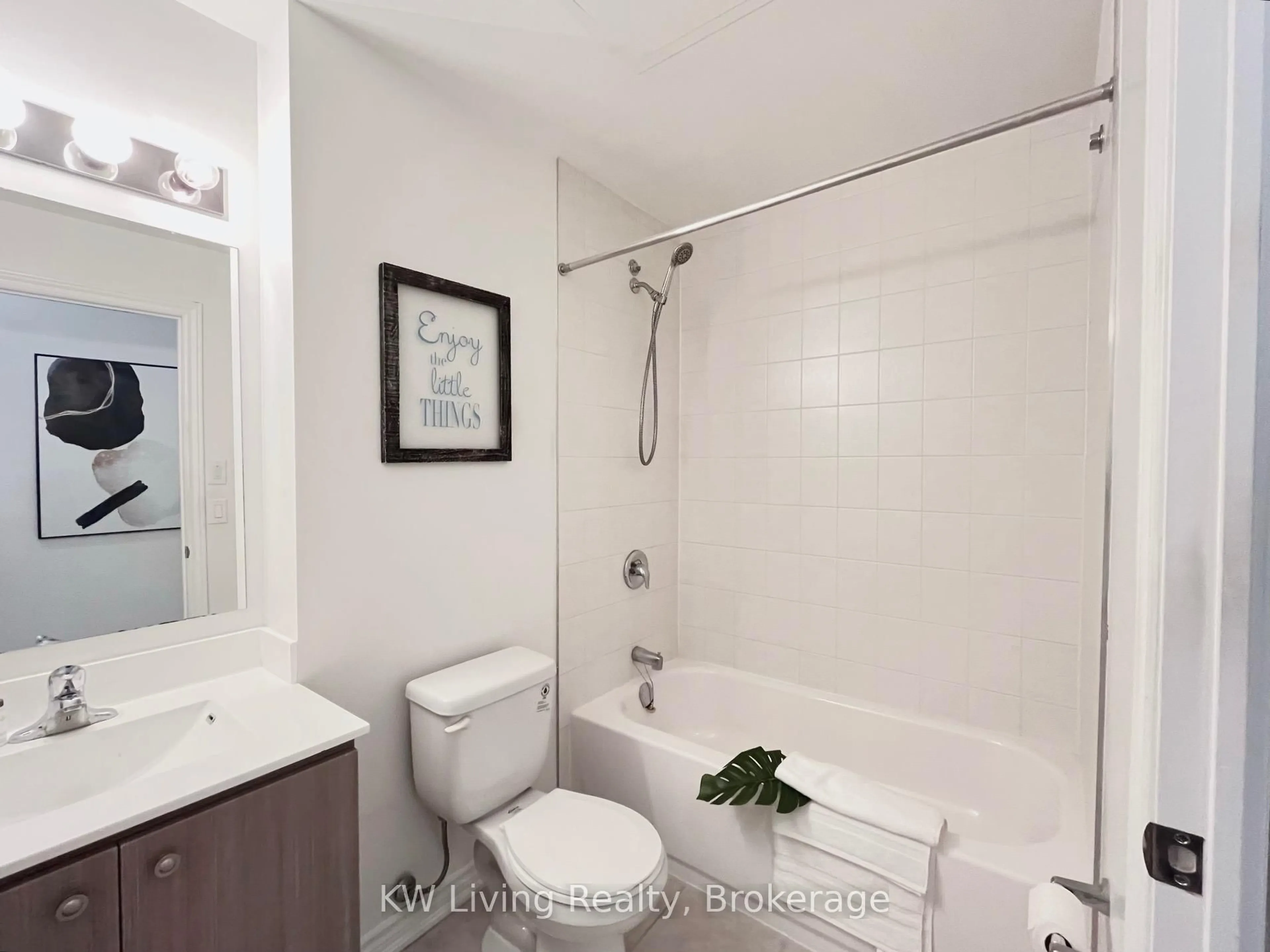 Standard bathroom, ceramic/tile floor for 8323 Kennedy Rd #706, Markham Ontario L3R 5W7