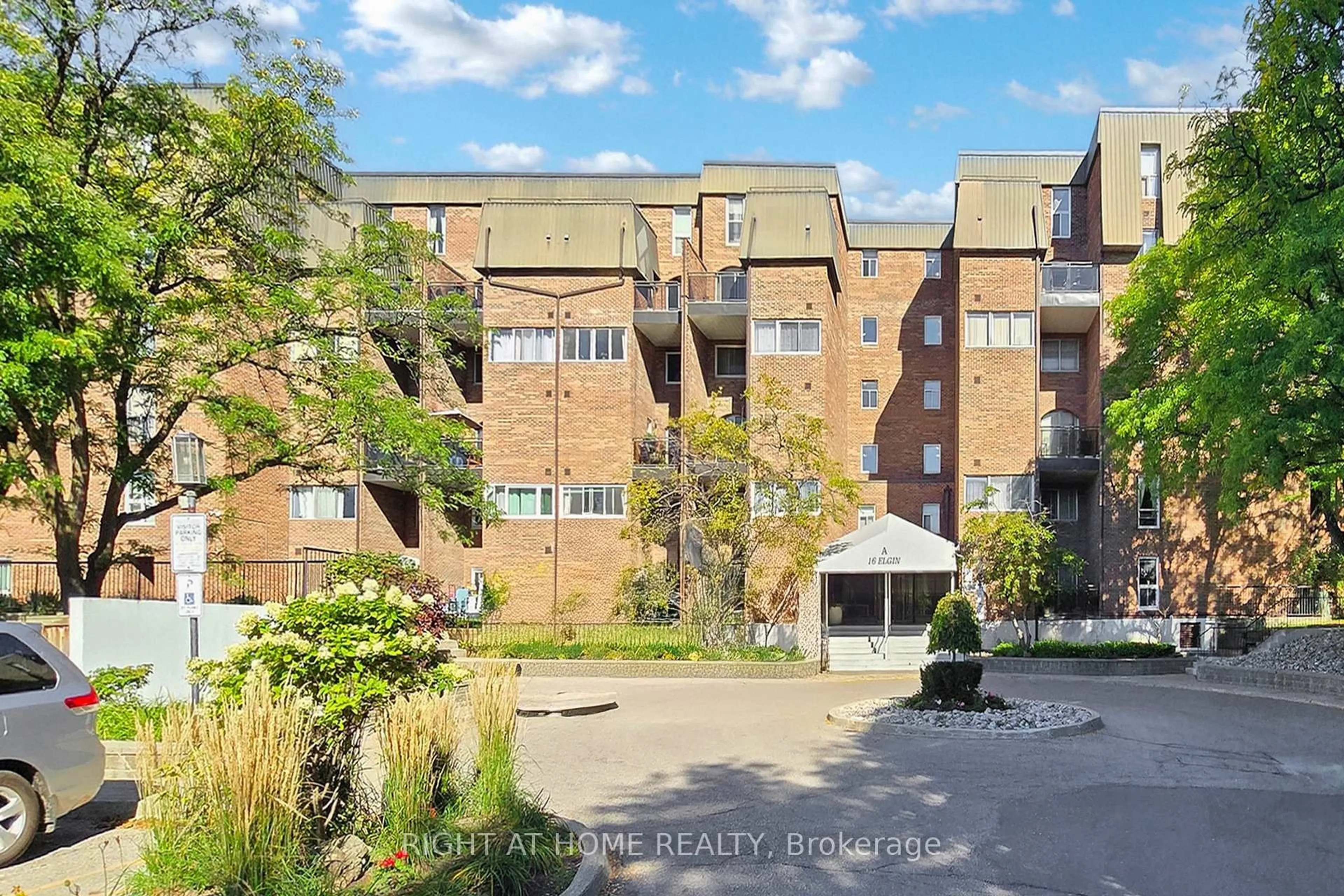 A pic from outside/outdoor area/front of a property/back of a property/a pic from drone, building for 16 Elgin St #320, Markham Ontario L3T 4T4