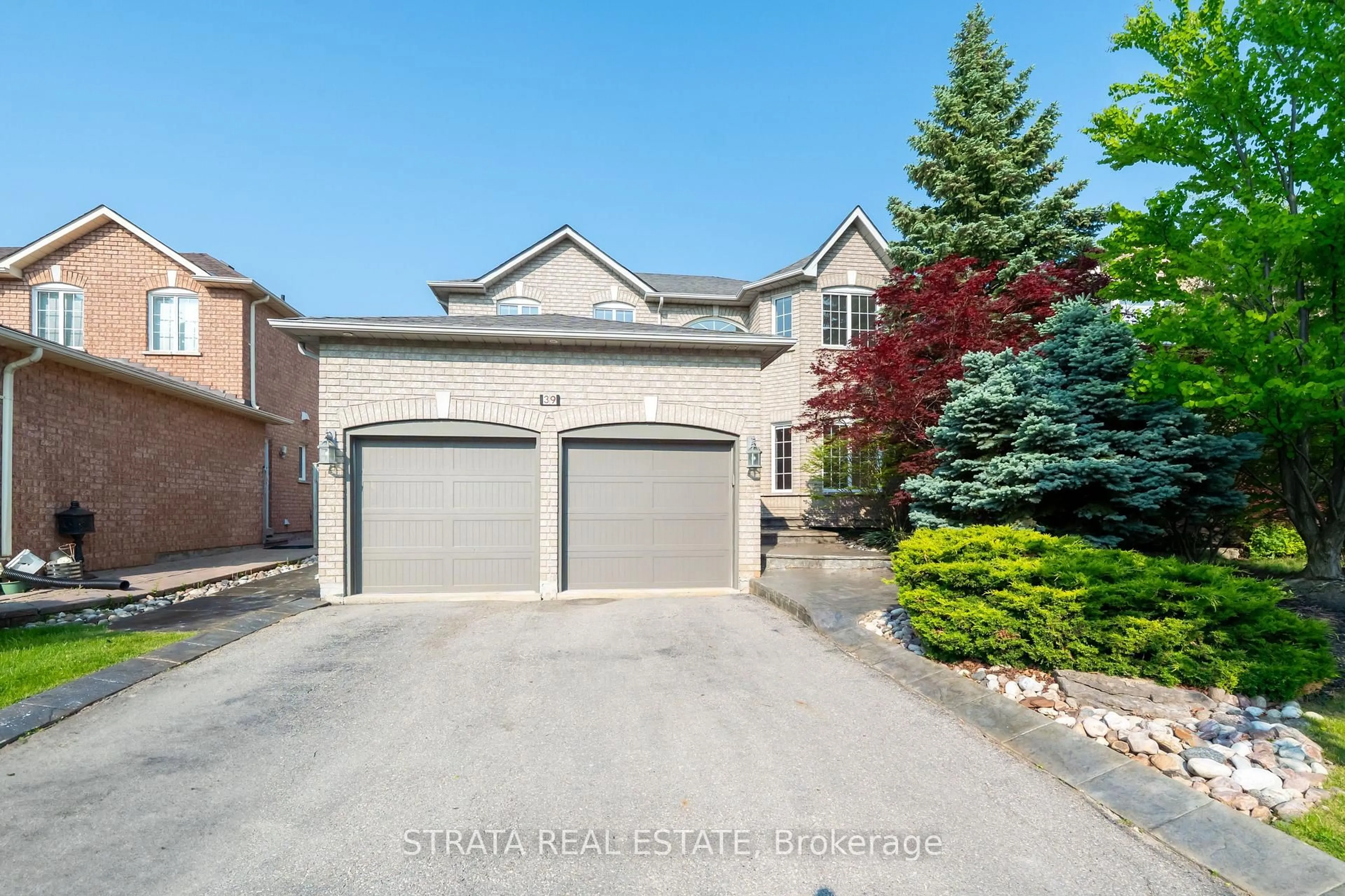 A pic from outside/outdoor area/front of a property/back of a property/a pic from drone, street for 39 Dunblane Ave, Vaughan Ontario L6A 2N9