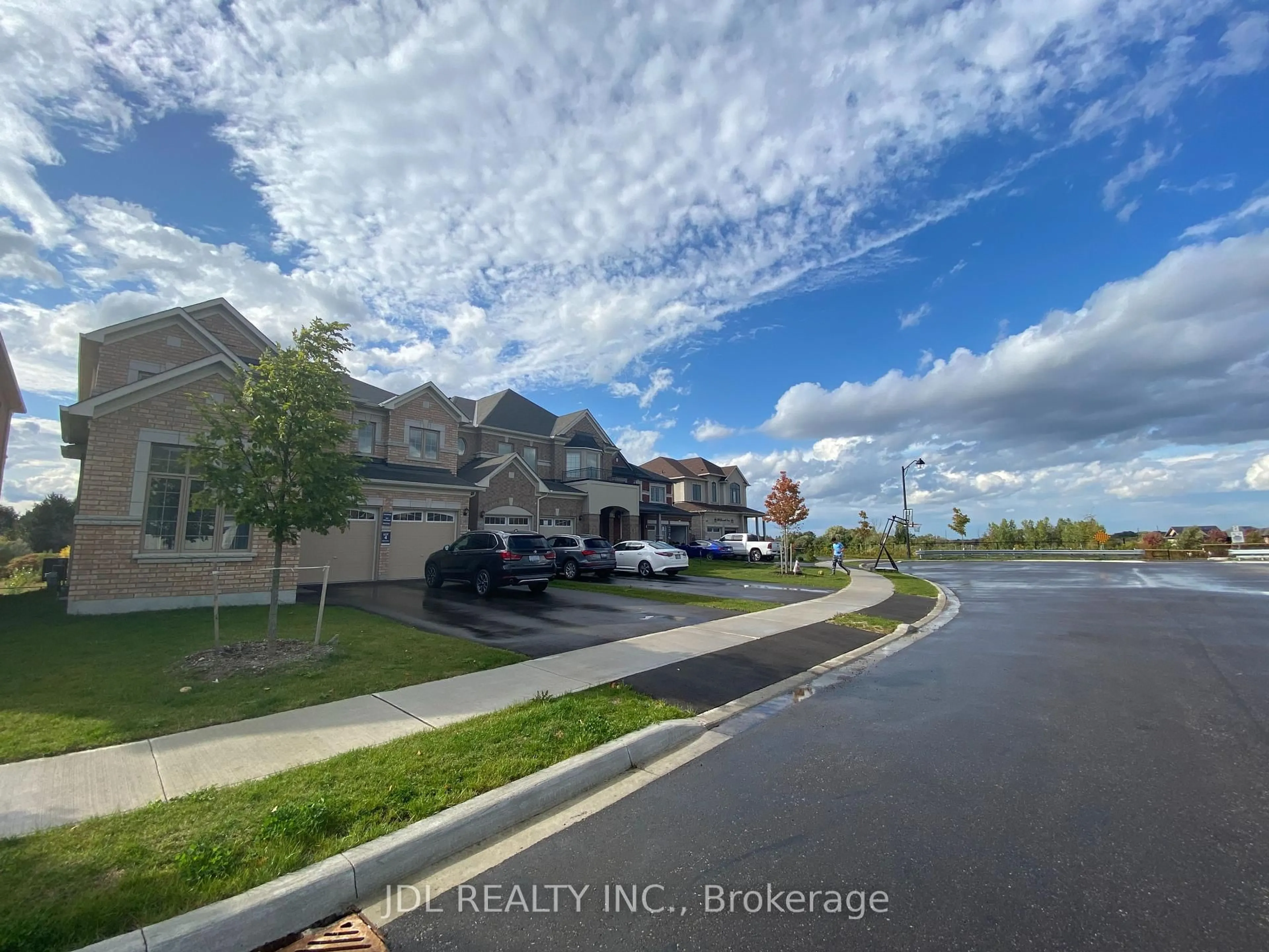 A pic from outside/outdoor area/front of a property/back of a property/a pic from drone, street for 548 Somerville Dr, Newmarket Ontario L3X 0K2