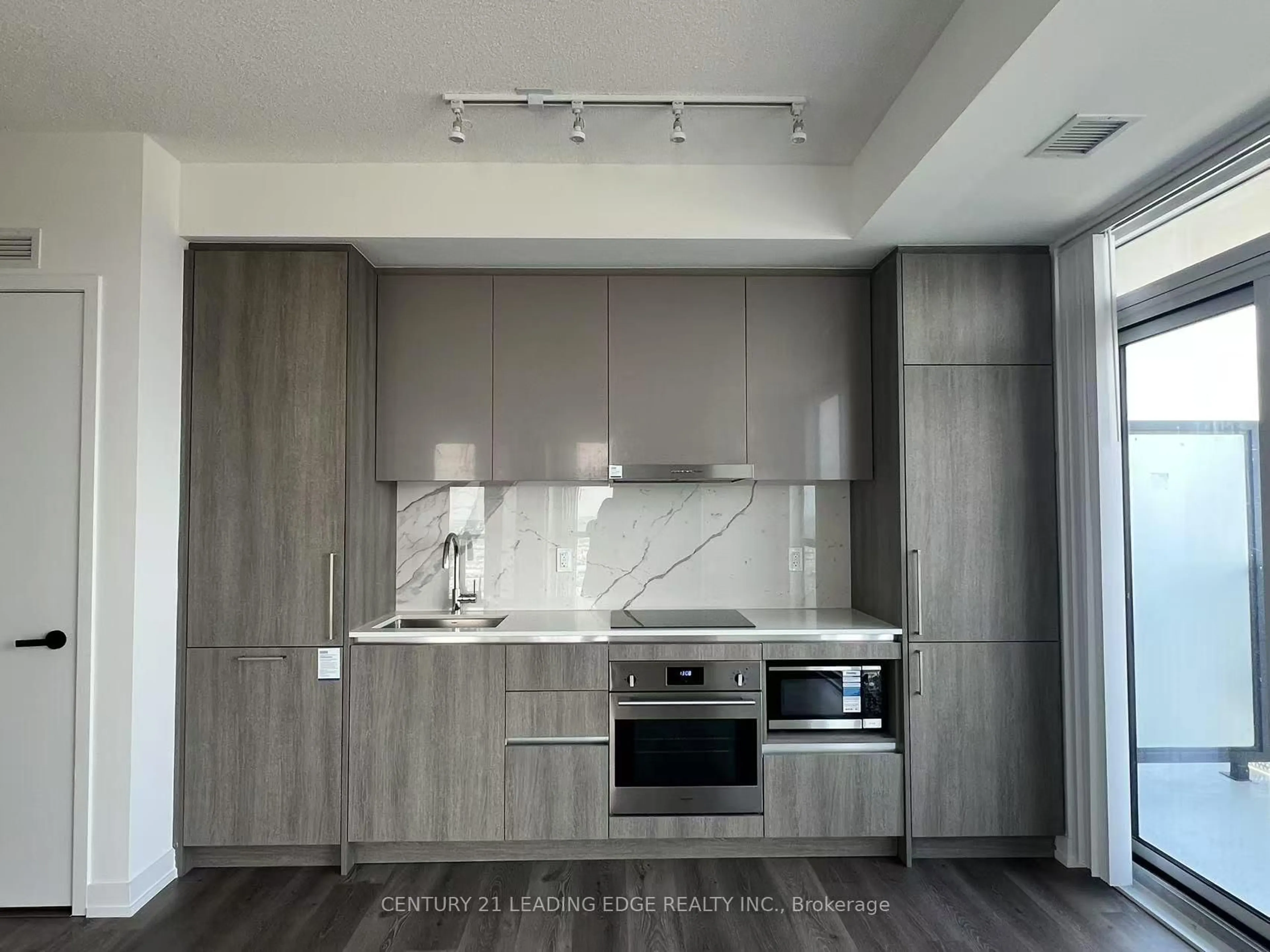 Open concept kitchen, wood/laminate floor for 225 Commerce St #5609, Vaughan Ontario L4K 0R1
