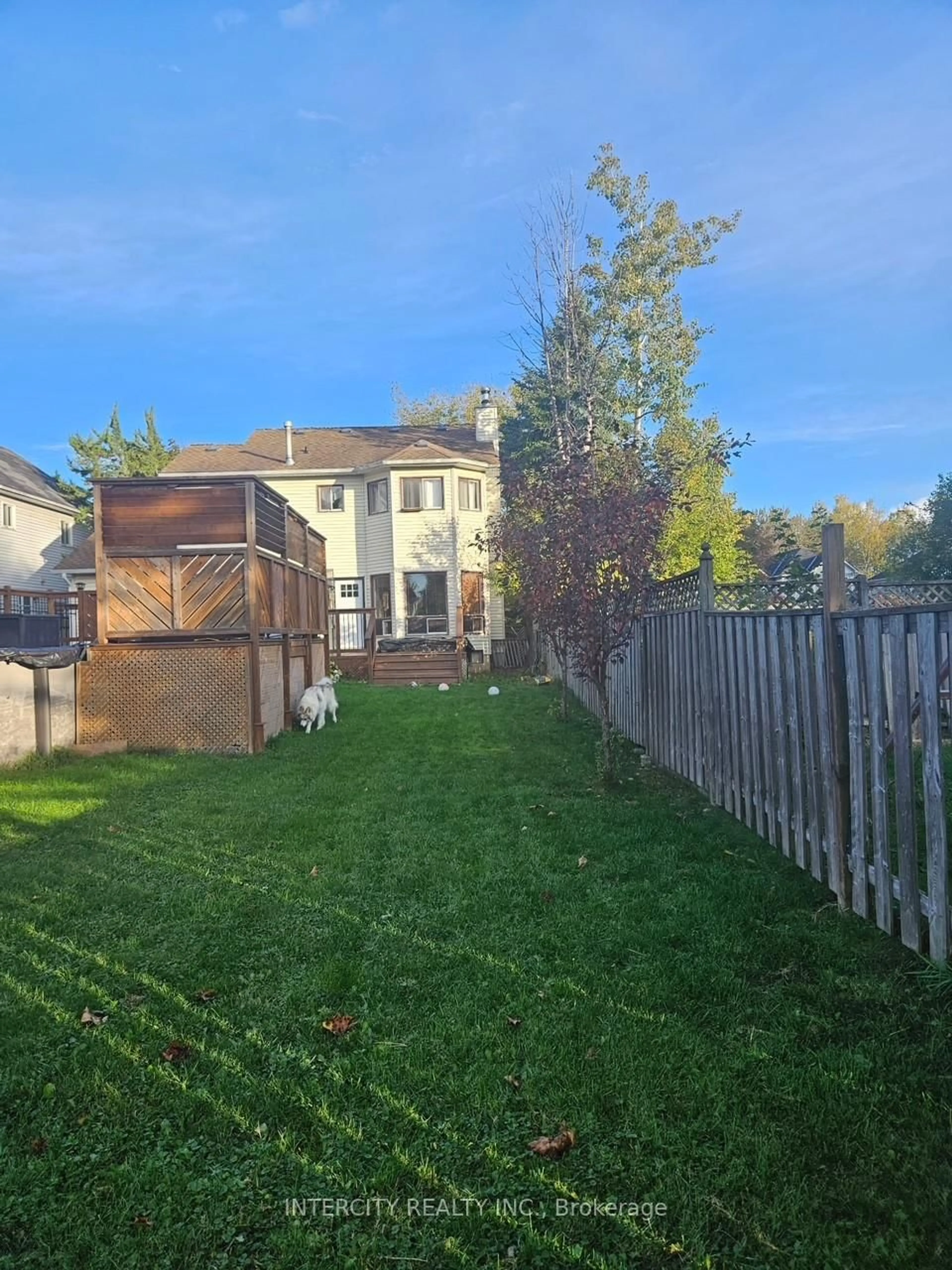 A pic from outside/outdoor area/front of a property/back of a property/a pic from drone, street for 981 Linden St, Innisfil Ontario L9S 1W4