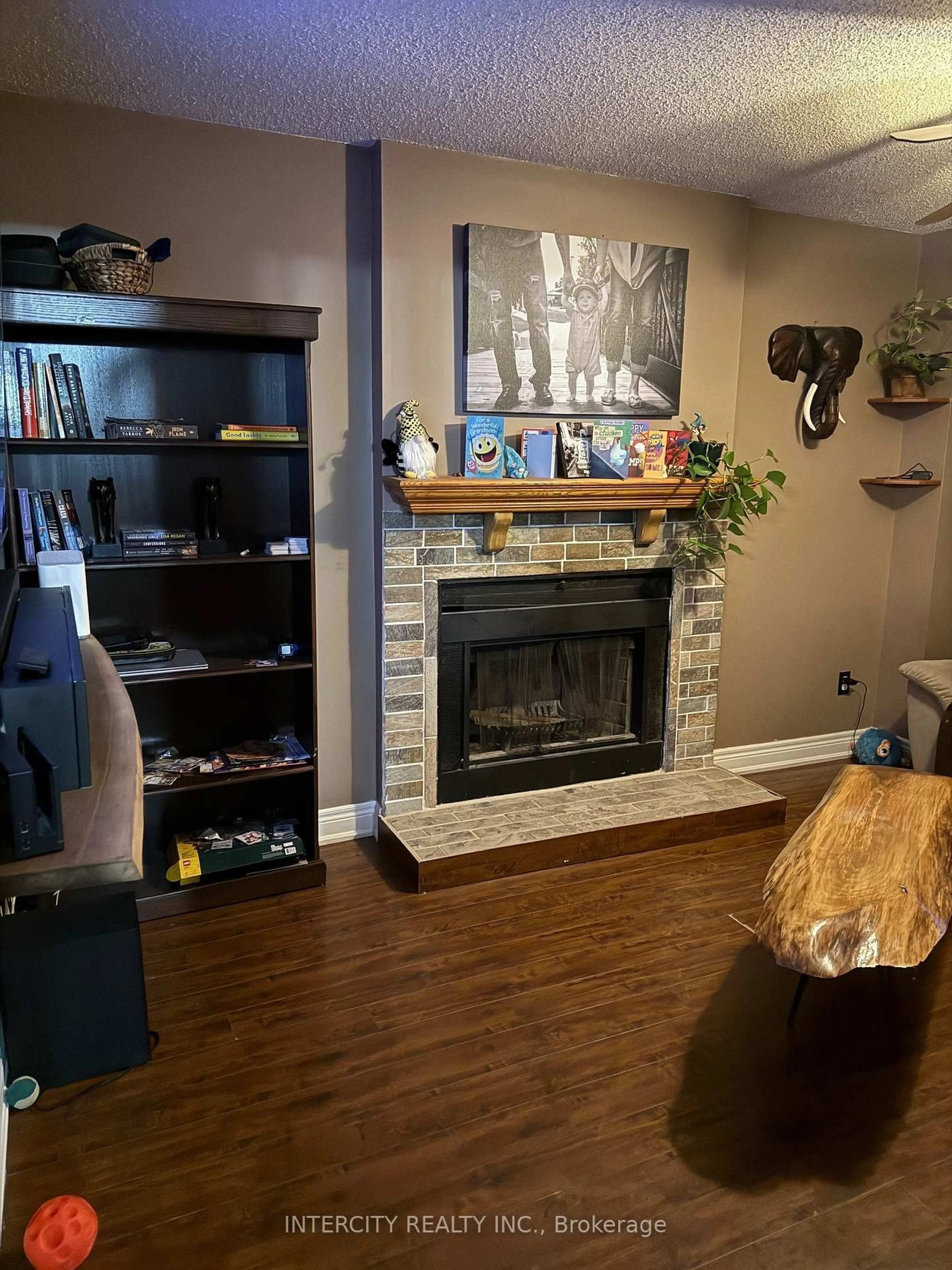 Living room with furniture, wood/laminate floor for 981 Linden St, Innisfil Ontario L9S 1W4