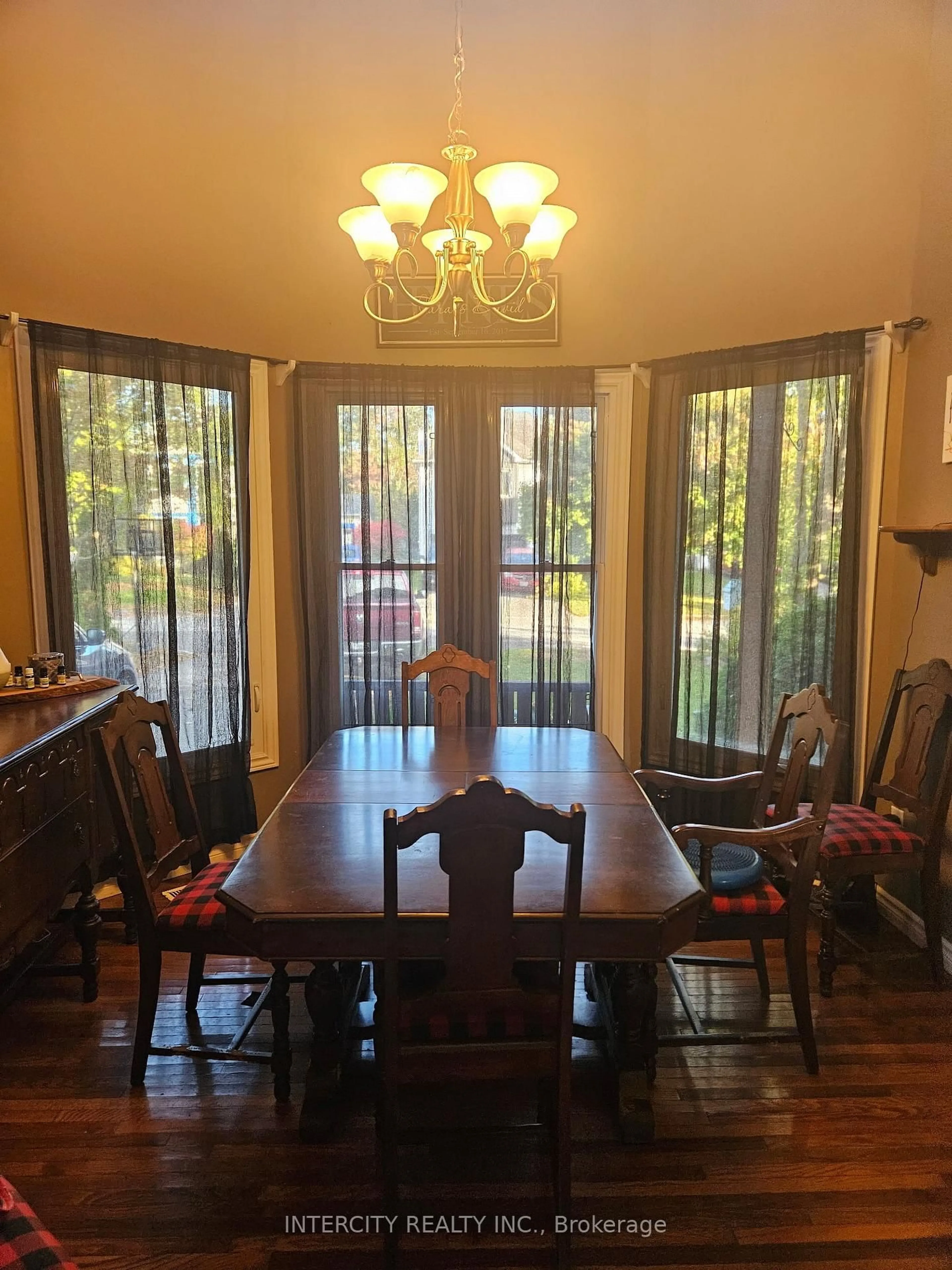 Dining room, wood/laminate floor for 981 Linden St, Innisfil Ontario L9S 1W4