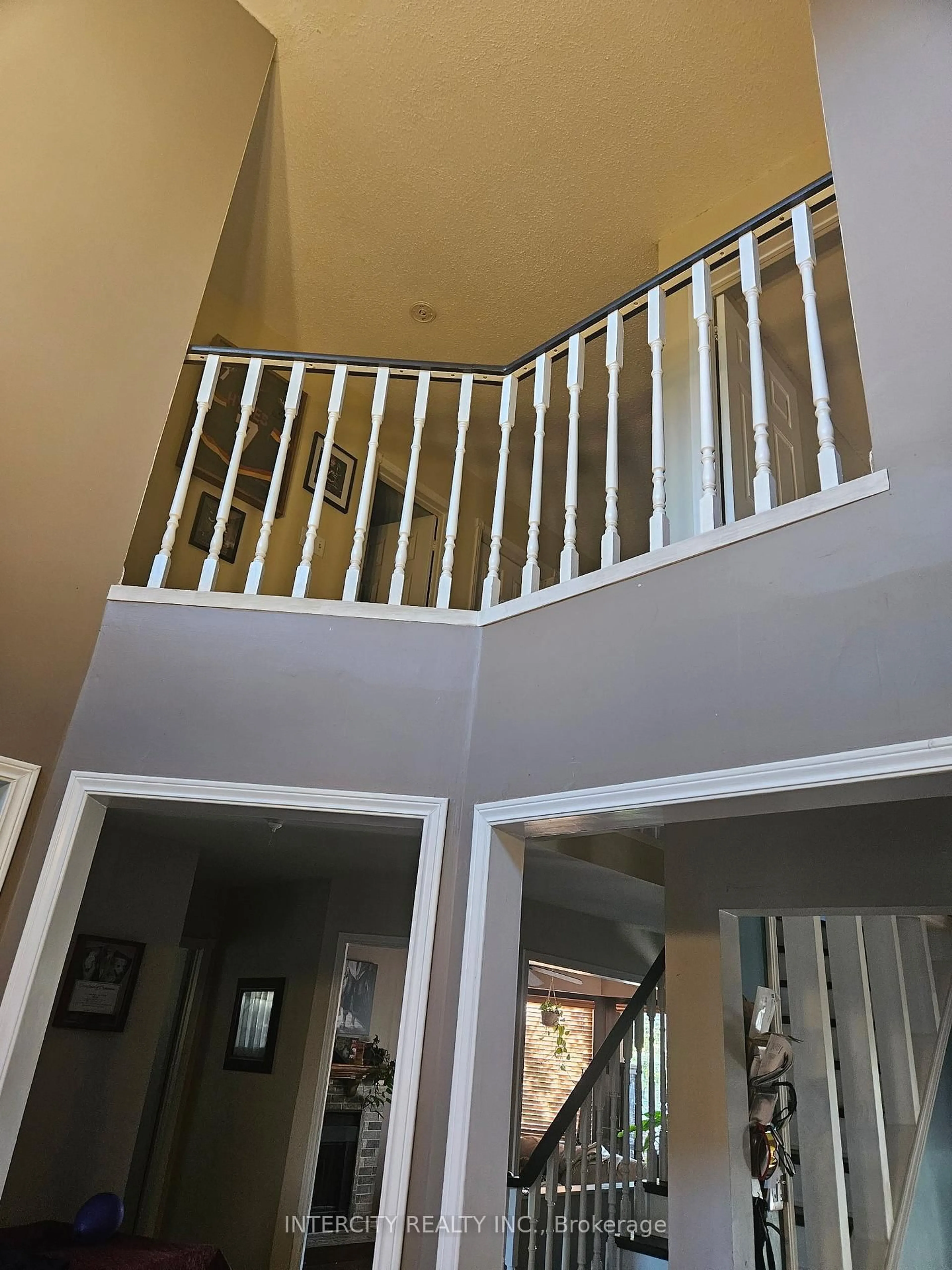 Indoor foyer for 981 Linden St, Innisfil Ontario L9S 1W4
