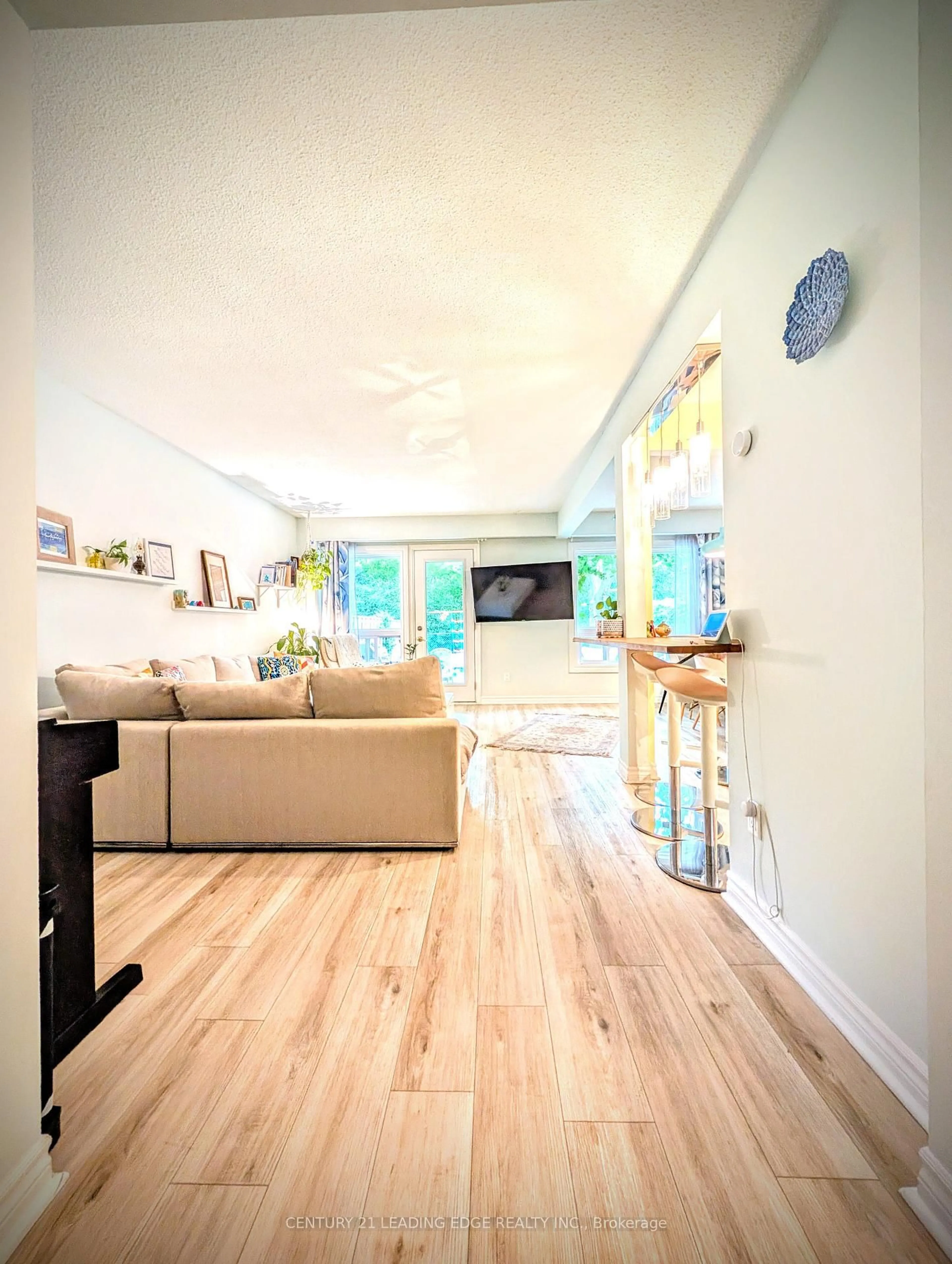 Living room with furniture, wood/laminate floor for 40 Castle Rock Dr #6, Richmond Hill Ontario L4C 5H5
