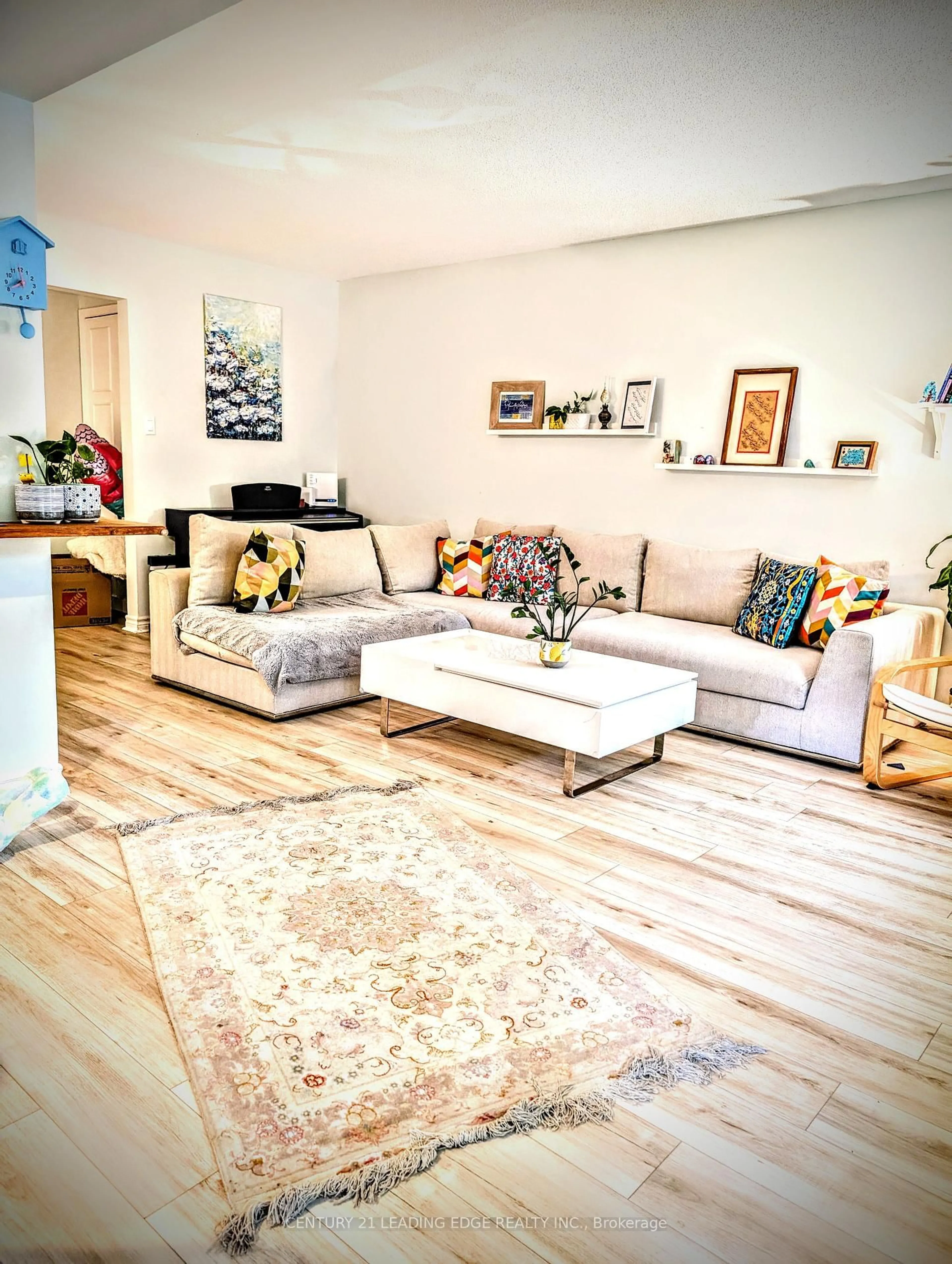 Living room with furniture, wood/laminate floor for 40 Castle Rock Dr #6, Richmond Hill Ontario L4C 5H5