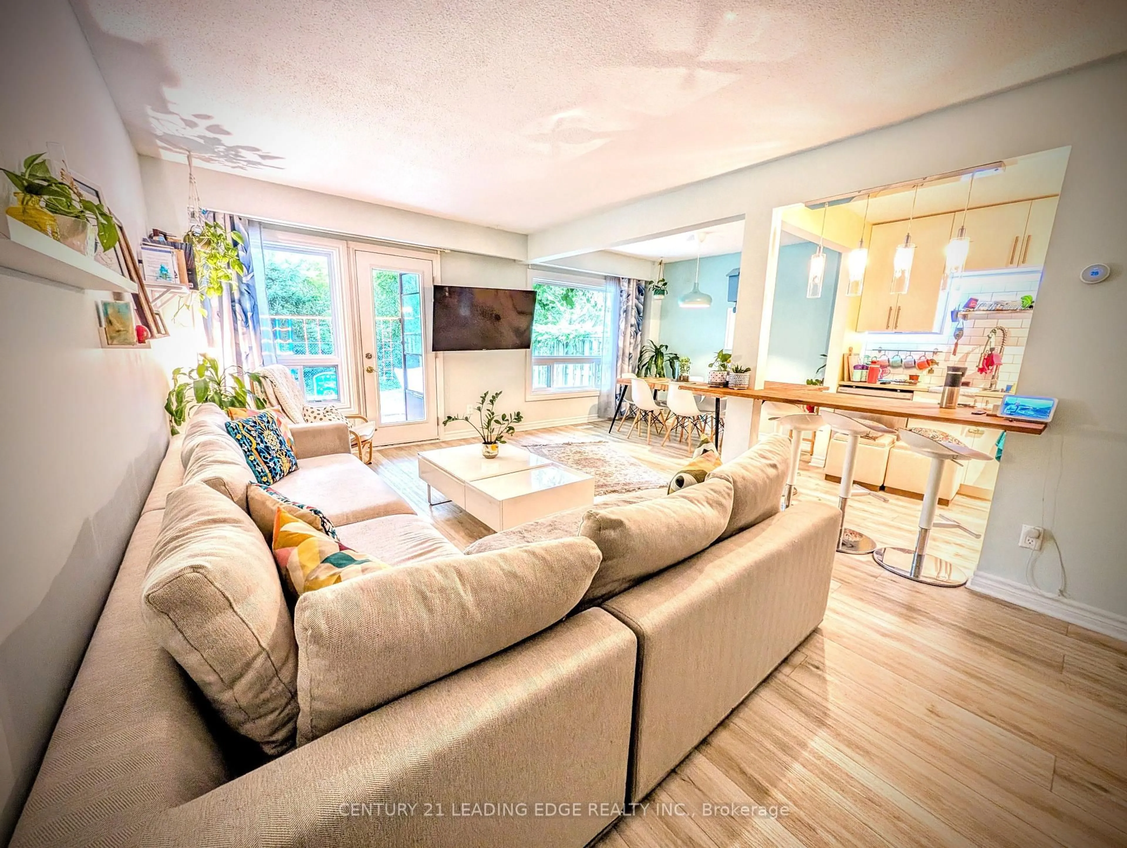 Living room with furniture, unknown for 40 Castle Rock Dr #6, Richmond Hill Ontario L4C 5H5